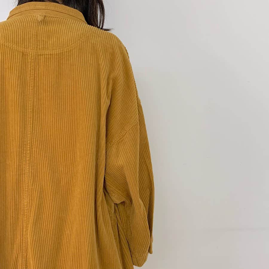 ネ・ネットさんのインスタグラム写真 - (ネ・ネットInstagram)「【ダブルウェルコーデュロイ￥22,000+tax】  太さの異なるコーデュロイ生地をドッキングさせたライトコート。1枚仕立てながらも、中に厚手のニットも着られる分量感と生地感で、秋～冬～春まで3シーズン着まわせる1着です。  #ネネット #nenet #新作 #new #autumn #winter #2019 #collection #fashion #tokyo #japan #大人カジュアル #大人ネネット #otona_nenet #ダブルウェルコーデュロイ #コーデュロイ #ライトコート」9月21日 19時12分 - nenet_official