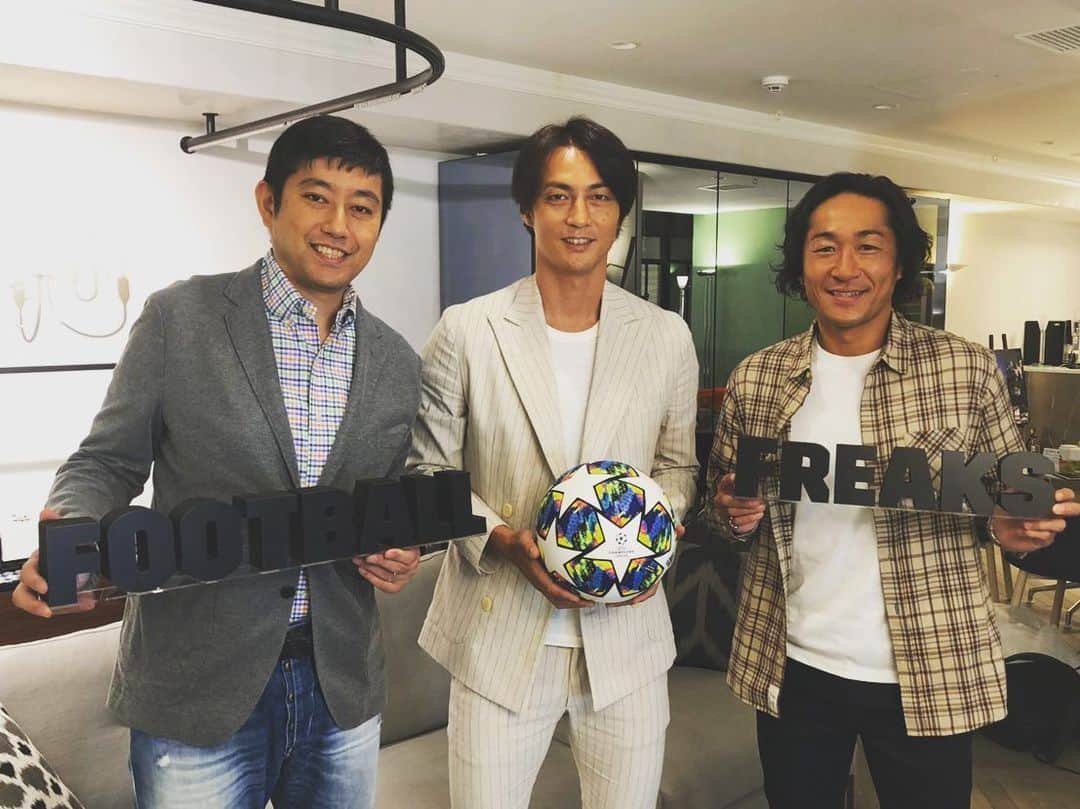 石川直宏さんのインスタグラム写真 - (石川直宏Instagram)「今シーズンのチャンピオンズリーグ開幕✨昨シーズンは「INFOCUS」で特集していましたが、今回からは「FOOTBALL FREAKS」で取り上げていきます！ お洒落なスタジオ♪ メンバーもお馴染みのお二方と🤝 よろしくお願いします😉 . #FOOTBALLFREAKS #DAZN #uefachampionsleague  #UCL #チャンピオンズリーグ #野村明弘 さん #永井雄一郎 さん #石川直宏 #publictokyo」9月21日 19時13分 - sgss.18
