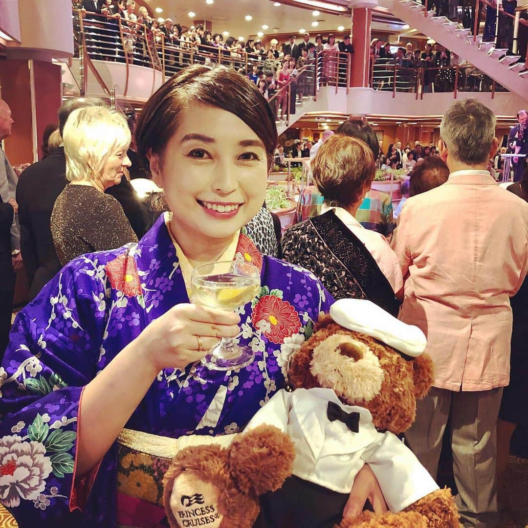 美甘子さんのインスタグラム写真 - (美甘子Instagram)「ダイヤモンドプリンセスクルーズ。本日は長崎へ寄港予定でしたが、台風17号の影響で残念ながら寄港できず、関門海峡を遊覧航海して終日航海日になりました。Wi-Fiの調子があまり良くないので、オンタイムの投稿がなかなかできないのですが、二日目の長崎歴史トークが終わった後、夜のドレスコードがフォーマルだったので、レトロな着物を着ました。訪問着ではないので心配していたのですが、皆さまそれぞれお洒落を楽しんでいたので、オールオッケー！で良かった。外国の方に着物を着ているとたくさん声をかけられて、「ソービューティフォー！一緒に写真撮って〜」と言われたのが嬉しかったです！ #ダイヤモンドプリンセス #ダイヤモンドプリンセスクルーズ #着物 #kimono」9月21日 19時13分 - rekish_mikako