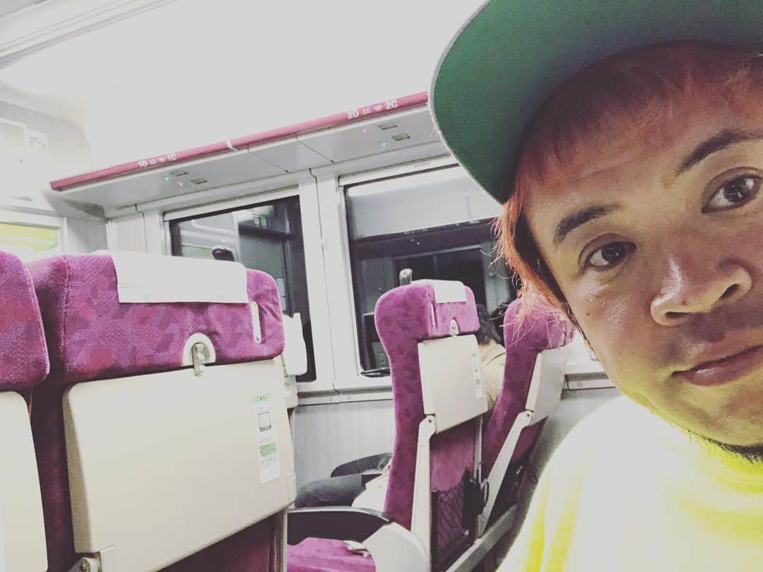 のインスタグラム：「家族でファンの皆さんに「二人は普段は仲良いんですか？」と聞かれ、ちょうど吉野が電車で飲む酒を買って来てくれて“ああ、やっぱり仲良いな！”的な空気になった。  そして電車乗ったらいきなりこの距離感。悪くない。俺たちは決して仲悪く無い。多分。」