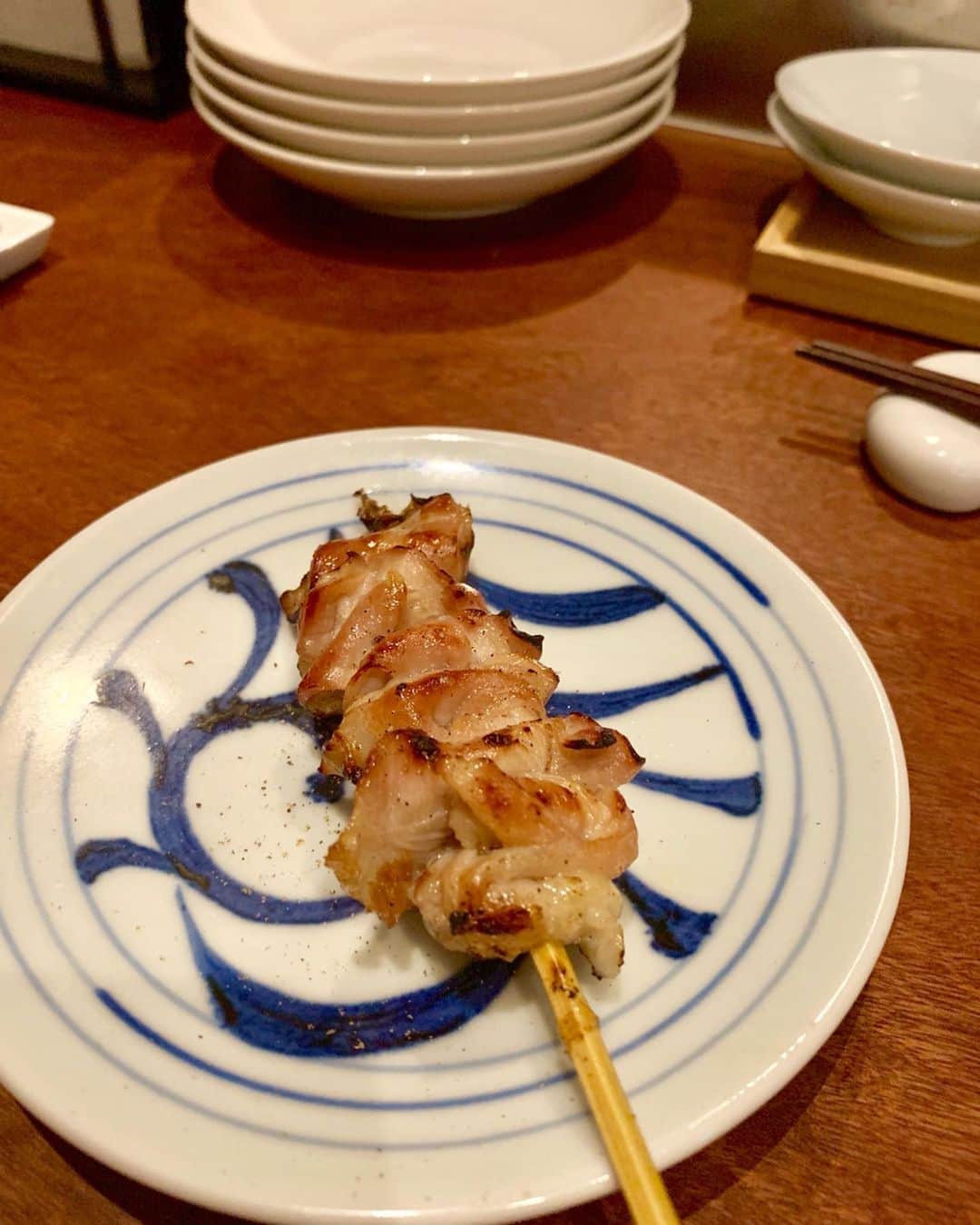石井里奈さんのインスタグラム写真 - (石井里奈Instagram)「こんばんは☺️❤️ . 今夜は里奈ログ😋😋💕 . 日本に帰国して最初のディナーは大好きなやきとり😘❤️ . れいこちゃんとやきとり嶋家 南麻布へいってきたよ❤️ . 麻布十番と白金の間にある知る人ぞ知る名店✨🥺 カウンターで目の前に焼かれた、ジューシな焼き鳥、とってもおいしくて、ハイペースで食べちゃった🤭🤭❤️笑 . 特にこのじっくり漬けた鳥のスペアリブは必見👀❣️鳥のスペアリブって初めて食べたけど、めちゃ食べ応えあって味が染みてて美味しかったぁ☺️☺️❣️ . カウンターで、ガールズトークして笑って美味しい焼き鳥食べて楽しい夜になりました❤️ . れいこちゃんありがと😘😘💕 . 今日もお疲れ様でした❤️ . #やきとり嶋家 #麻布十番焼鳥 #麻布十番グルメ #麻布十番ディナー #白金焼鳥 #白金グルメ #白金ディナー #pr #yakitori #りなまるグルメ #麻布十番 #白金 #焼き鳥 #やきとり #おしゃれやきとり #肉 #焼肉 #肉好き #肉食女子 #スペアリブ #女子会 #ガールズトーク #デート #カウンター #グルメ #グルメ女子 #food #instafood #東京カレンダー」9月21日 19時14分 - ri7tin1025