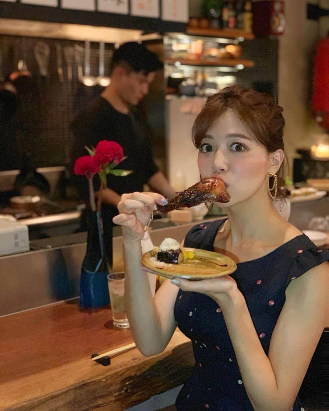 石井里奈さんのインスタグラム写真 - (石井里奈Instagram)「こんばんは☺️❤️ . 今夜は里奈ログ😋😋💕 . 日本に帰国して最初のディナーは大好きなやきとり😘❤️ . れいこちゃんとやきとり嶋家 南麻布へいってきたよ❤️ . 麻布十番と白金の間にある知る人ぞ知る名店✨🥺 カウンターで目の前に焼かれた、ジューシな焼き鳥、とってもおいしくて、ハイペースで食べちゃった🤭🤭❤️笑 . 特にこのじっくり漬けた鳥のスペアリブは必見👀❣️鳥のスペアリブって初めて食べたけど、めちゃ食べ応えあって味が染みてて美味しかったぁ☺️☺️❣️ . カウンターで、ガールズトークして笑って美味しい焼き鳥食べて楽しい夜になりました❤️ . れいこちゃんありがと😘😘💕 . 今日もお疲れ様でした❤️ . #やきとり嶋家 #麻布十番焼鳥 #麻布十番グルメ #麻布十番ディナー #白金焼鳥 #白金グルメ #白金ディナー #pr #yakitori #りなまるグルメ #麻布十番 #白金 #焼き鳥 #やきとり #おしゃれやきとり #肉 #焼肉 #肉好き #肉食女子 #スペアリブ #女子会 #ガールズトーク #デート #カウンター #グルメ #グルメ女子 #food #instafood #東京カレンダー」9月21日 19時14分 - ri7tin1025