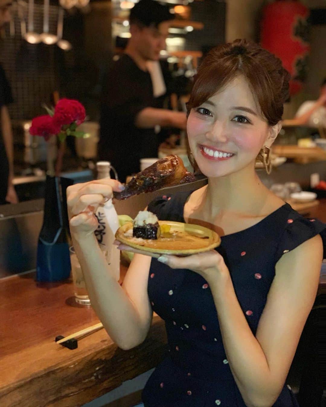 石井里奈さんのインスタグラム写真 - (石井里奈Instagram)「こんばんは☺️❤️ . 今夜は里奈ログ😋😋💕 . 日本に帰国して最初のディナーは大好きなやきとり😘❤️ . れいこちゃんとやきとり嶋家 南麻布へいってきたよ❤️ . 麻布十番と白金の間にある知る人ぞ知る名店✨🥺 カウンターで目の前に焼かれた、ジューシな焼き鳥、とってもおいしくて、ハイペースで食べちゃった🤭🤭❤️笑 . 特にこのじっくり漬けた鳥のスペアリブは必見👀❣️鳥のスペアリブって初めて食べたけど、めちゃ食べ応えあって味が染みてて美味しかったぁ☺️☺️❣️ . カウンターで、ガールズトークして笑って美味しい焼き鳥食べて楽しい夜になりました❤️ . れいこちゃんありがと😘😘💕 . 今日もお疲れ様でした❤️ . #やきとり嶋家 #麻布十番焼鳥 #麻布十番グルメ #麻布十番ディナー #白金焼鳥 #白金グルメ #白金ディナー #pr #yakitori #りなまるグルメ #麻布十番 #白金 #焼き鳥 #やきとり #おしゃれやきとり #肉 #焼肉 #肉好き #肉食女子 #スペアリブ #女子会 #ガールズトーク #デート #カウンター #グルメ #グルメ女子 #food #instafood #東京カレンダー」9月21日 19時14分 - ri7tin1025