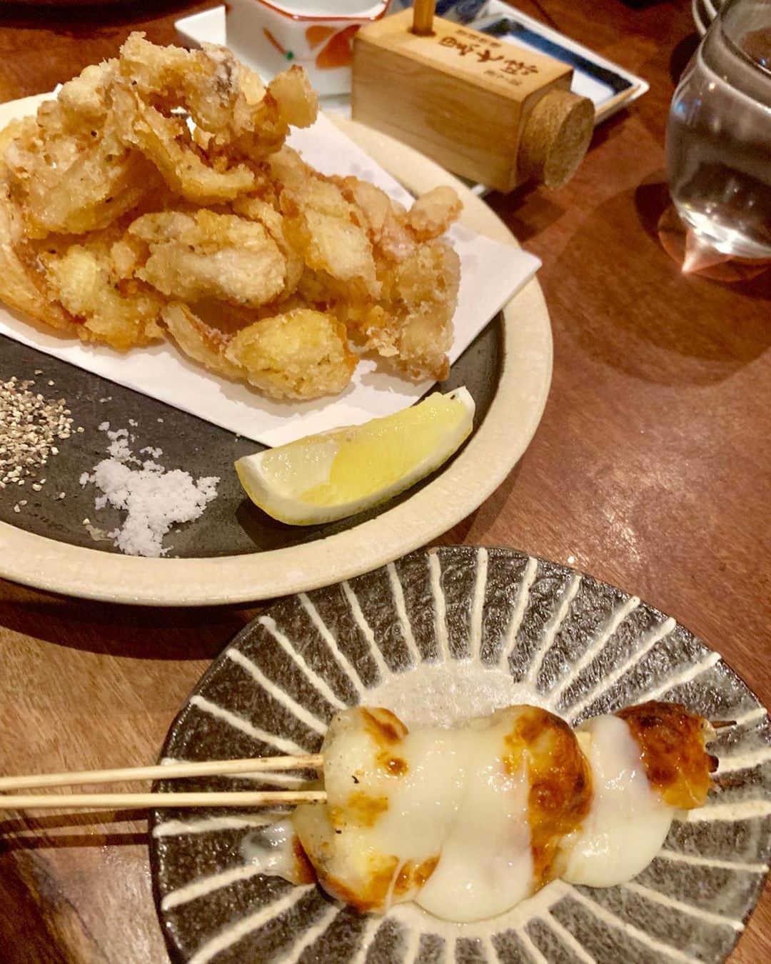 石井里奈さんのインスタグラム写真 - (石井里奈Instagram)「こんばんは☺️❤️ . 今夜は里奈ログ😋😋💕 . 日本に帰国して最初のディナーは大好きなやきとり😘❤️ . れいこちゃんとやきとり嶋家 南麻布へいってきたよ❤️ . 麻布十番と白金の間にある知る人ぞ知る名店✨🥺 カウンターで目の前に焼かれた、ジューシな焼き鳥、とってもおいしくて、ハイペースで食べちゃった🤭🤭❤️笑 . 特にこのじっくり漬けた鳥のスペアリブは必見👀❣️鳥のスペアリブって初めて食べたけど、めちゃ食べ応えあって味が染みてて美味しかったぁ☺️☺️❣️ . カウンターで、ガールズトークして笑って美味しい焼き鳥食べて楽しい夜になりました❤️ . れいこちゃんありがと😘😘💕 . 今日もお疲れ様でした❤️ . #やきとり嶋家 #麻布十番焼鳥 #麻布十番グルメ #麻布十番ディナー #白金焼鳥 #白金グルメ #白金ディナー #pr #yakitori #りなまるグルメ #麻布十番 #白金 #焼き鳥 #やきとり #おしゃれやきとり #肉 #焼肉 #肉好き #肉食女子 #スペアリブ #女子会 #ガールズトーク #デート #カウンター #グルメ #グルメ女子 #food #instafood #東京カレンダー」9月21日 19時14分 - ri7tin1025