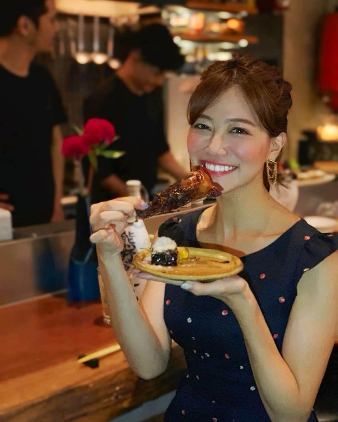 石井里奈さんのインスタグラム写真 - (石井里奈Instagram)「こんばんは☺️❤️ . 今夜は里奈ログ😋😋💕 . 日本に帰国して最初のディナーは大好きなやきとり😘❤️ . れいこちゃんとやきとり嶋家 南麻布へいってきたよ❤️ . 麻布十番と白金の間にある知る人ぞ知る名店✨🥺 カウンターで目の前に焼かれた、ジューシな焼き鳥、とってもおいしくて、ハイペースで食べちゃった🤭🤭❤️笑 . 特にこのじっくり漬けた鳥のスペアリブは必見👀❣️鳥のスペアリブって初めて食べたけど、めちゃ食べ応えあって味が染みてて美味しかったぁ☺️☺️❣️ . カウンターで、ガールズトークして笑って美味しい焼き鳥食べて楽しい夜になりました❤️ . れいこちゃんありがと😘😘💕 . 今日もお疲れ様でした❤️ . #やきとり嶋家 #麻布十番焼鳥 #麻布十番グルメ #麻布十番ディナー #白金焼鳥 #白金グルメ #白金ディナー #pr #yakitori #りなまるグルメ #麻布十番 #白金 #焼き鳥 #やきとり #おしゃれやきとり #肉 #焼肉 #肉好き #肉食女子 #スペアリブ #女子会 #ガールズトーク #デート #カウンター #グルメ #グルメ女子 #food #instafood #東京カレンダー」9月21日 19時14分 - ri7tin1025