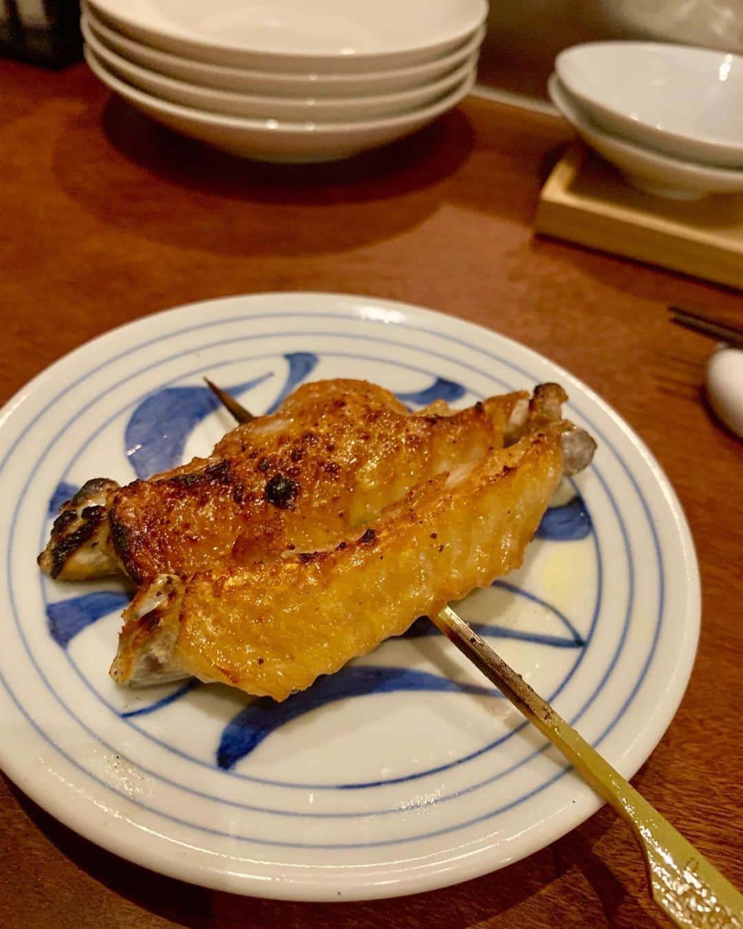 石井里奈さんのインスタグラム写真 - (石井里奈Instagram)「こんばんは☺️❤️ . 今夜は里奈ログ😋😋💕 . 日本に帰国して最初のディナーは大好きなやきとり😘❤️ . れいこちゃんとやきとり嶋家 南麻布へいってきたよ❤️ . 麻布十番と白金の間にある知る人ぞ知る名店✨🥺 カウンターで目の前に焼かれた、ジューシな焼き鳥、とってもおいしくて、ハイペースで食べちゃった🤭🤭❤️笑 . 特にこのじっくり漬けた鳥のスペアリブは必見👀❣️鳥のスペアリブって初めて食べたけど、めちゃ食べ応えあって味が染みてて美味しかったぁ☺️☺️❣️ . カウンターで、ガールズトークして笑って美味しい焼き鳥食べて楽しい夜になりました❤️ . れいこちゃんありがと😘😘💕 . 今日もお疲れ様でした❤️ . #やきとり嶋家 #麻布十番焼鳥 #麻布十番グルメ #麻布十番ディナー #白金焼鳥 #白金グルメ #白金ディナー #pr #yakitori #りなまるグルメ #麻布十番 #白金 #焼き鳥 #やきとり #おしゃれやきとり #肉 #焼肉 #肉好き #肉食女子 #スペアリブ #女子会 #ガールズトーク #デート #カウンター #グルメ #グルメ女子 #food #instafood #東京カレンダー」9月21日 19時14分 - ri7tin1025
