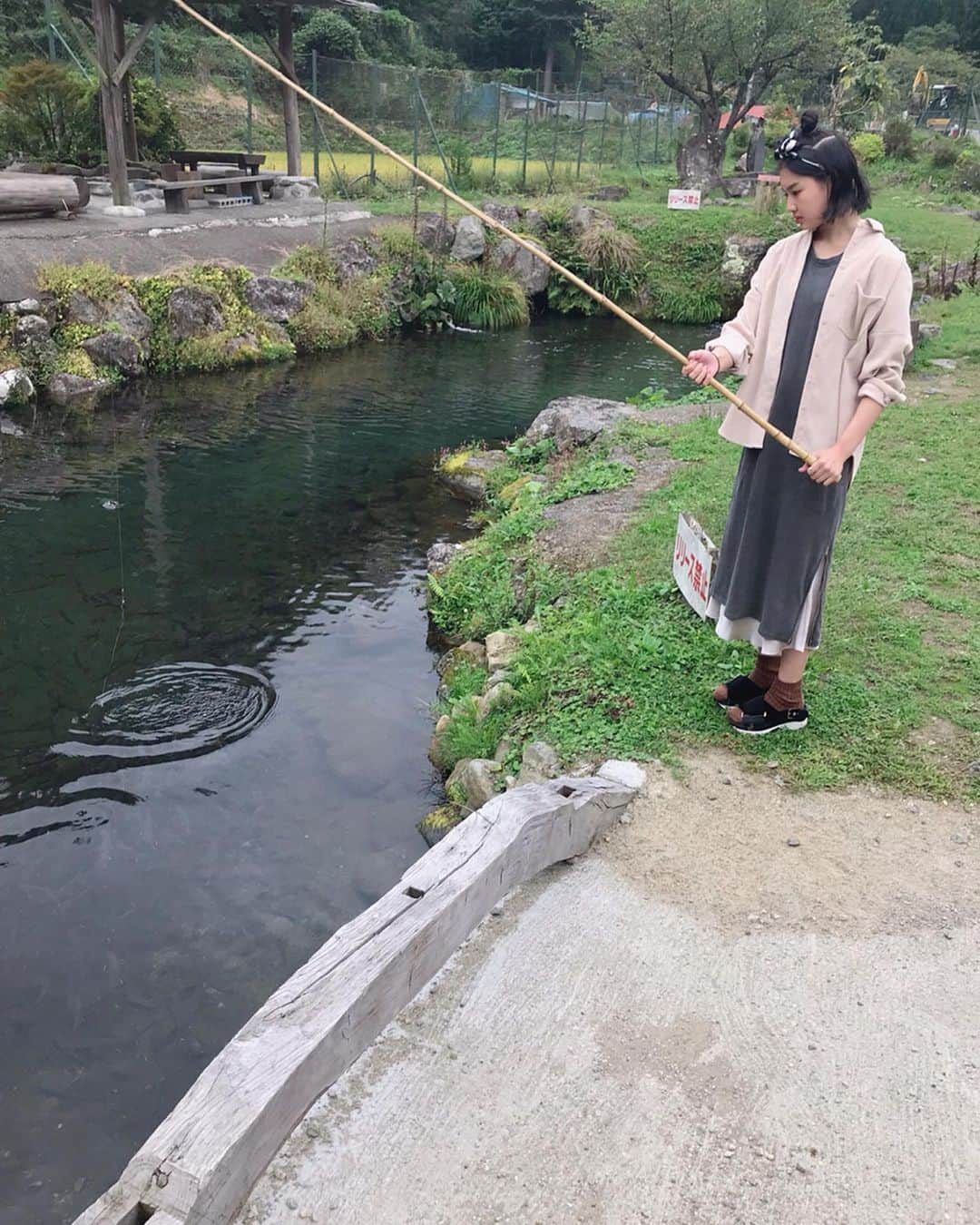 箭内夢菜さんのインスタグラム写真 - (箭内夢菜Instagram)「🐟‪🎣‬ 家族で釣り堀してきました~🐟 福島の南会津です😊 釣ったお魚をその場で焼いて食べれて とっても美味しかったです🤤  #ちょっと変なコーデでごめんなさい笑」9月21日 19時15分 - yumenayanai_official