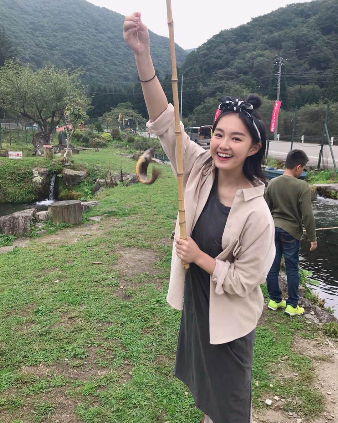 箭内夢菜さんのインスタグラム写真 - (箭内夢菜Instagram)「🐟‪🎣‬ 家族で釣り堀してきました~🐟 福島の南会津です😊 釣ったお魚をその場で焼いて食べれて とっても美味しかったです🤤  #ちょっと変なコーデでごめんなさい笑」9月21日 19時15分 - yumenayanai_official