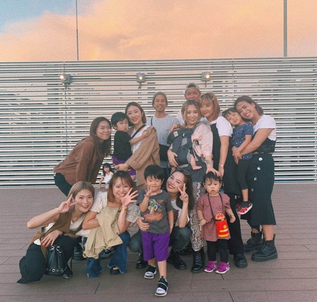 sayocoのインスタグラム：「今年ラストBBQしたよ🍖🔥 ・ こどもたちの可愛さにひたすら癒された☺️💕 大人数で会えると楽しさ倍増✌️❤️ ・ そしてめいたんHBD🎂💋 @meyxxey ・ ・ #茅ヶ崎BBQ#sunnytable」