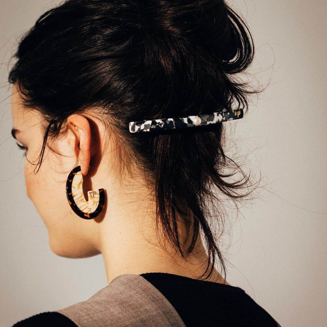 シアタープロダクツのインスタグラム：「NEW ARRIVAL  barrette COLOR：BLACK,BEIGE,PINK,YELLOW,BEKKO ￥8,000  #theatreproducts #シアタープロダクツ #2019AWCollection #newarrival」