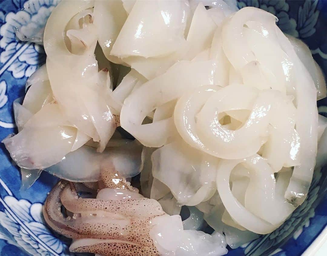 六車奈々さんのインスタグラム写真 - (六車奈々Instagram)「実家で夕食。 釣りバカの父と妹が釣ってきた、アコウの塩焼き、鯵の南蛮漬け、イカの刺身。  どれも美味しかったー！  #釣りバカ #釣果 #美味しい」9月21日 19時26分 - nanarokusha
