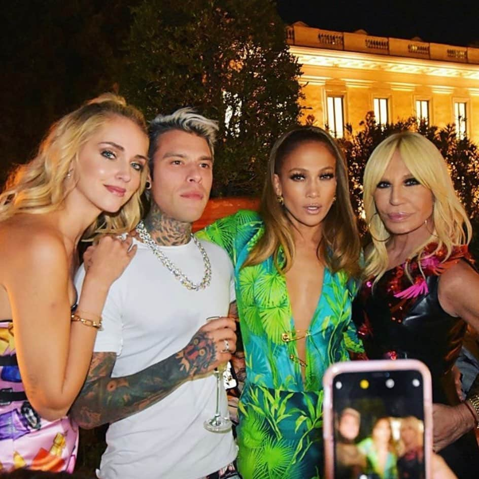 キアラ・フェラーニさんのインスタグラム写真 - (キアラ・フェラーニInstagram)「The moment I met @jlo, with the iconic @donatella_versace 😍」9月21日 19時29分 - chiaraferragni