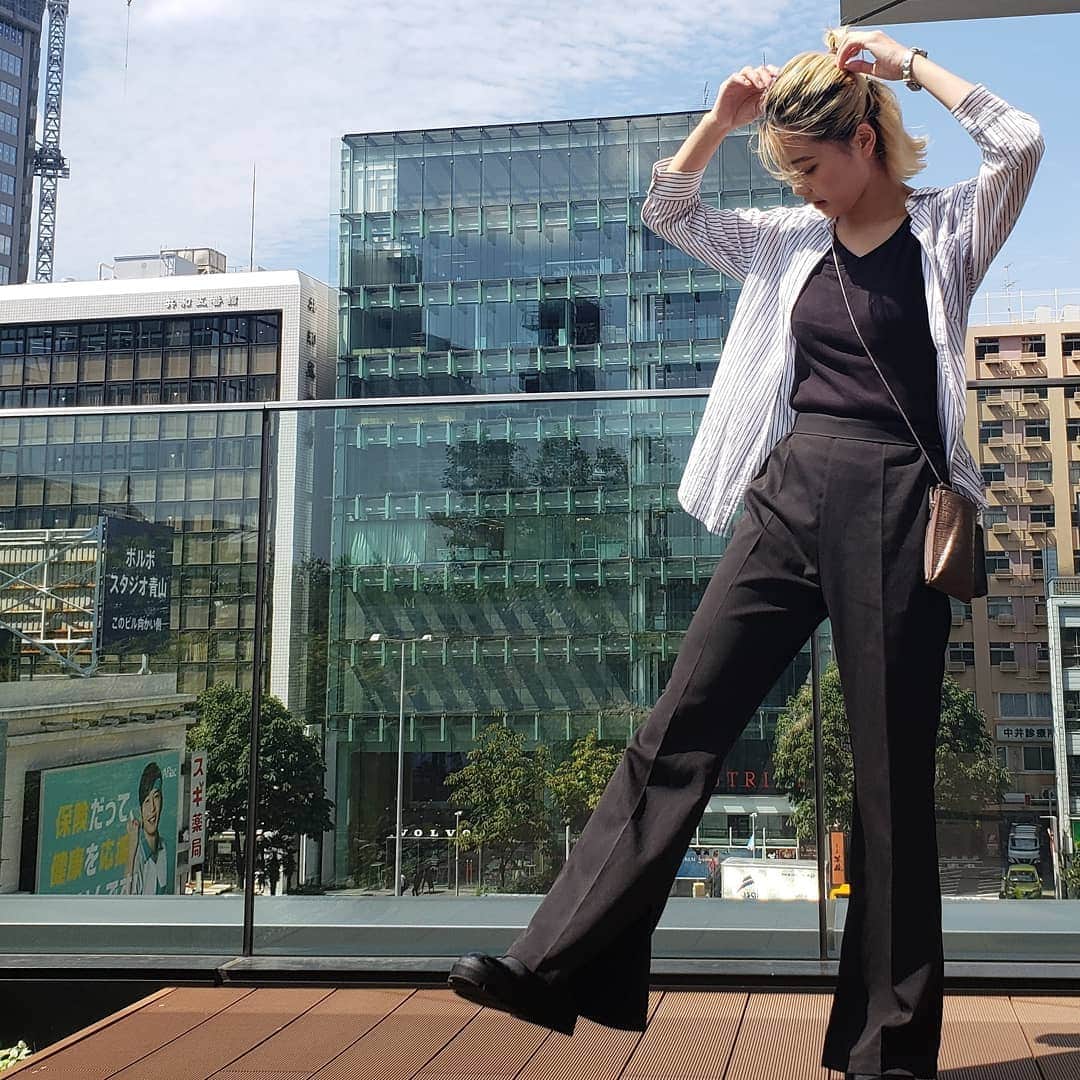 のインスタグラム：「part2🤳💥. . . 👔@azulbymoussy_official . 👚@hare_official . 👖@jouetie_official . 👢@zara . 👝@asknowaspinky . . 投稿みてたら分かると思いますが、服そんなに持ってないです。着回しますかなり。お気に入りを見つけて沢山着回したいタイプです🎵最近かなり断捨離して持ってる服数えきれますwww . #ルナスタ . #ファッション #カジュアル #シンプルコーデ #サイドゴアブーツ #ワイドパンツ #ストライプシャツ #hare #jouetie #zara #azulbymoussy #autumn #秋ファッション #fashionista #ootd #오오티디 #코디 #me #i #お洒落さんと繋がりたい #着回しコーデ  #galaxys9plus #like #follow」