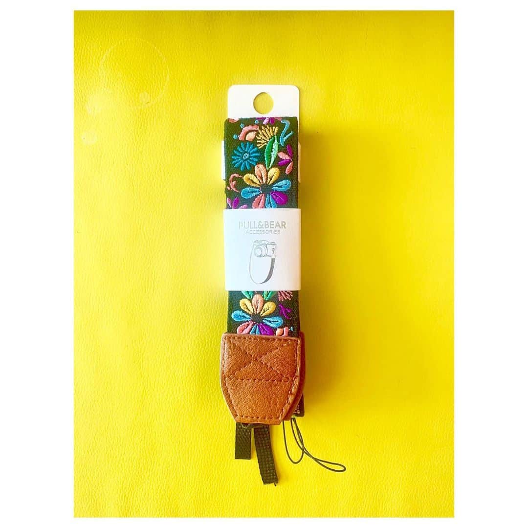 小林由佳のインスタグラム：「❂ ❃ ❆ ❉ ❊ New Item ❈ ❉ ❆ ❃ ❂  お気にのお店でかわいいの見っけ♡𓀃𓀃𓀃 早速 YUCANONにカスタマイズ📷🌼 ・ ・ #YUCANON #ってなにって? #YUCAのCANON📷 #😏 #カメラ #ネックストラップ #次のお出かけが楽しみ♩」