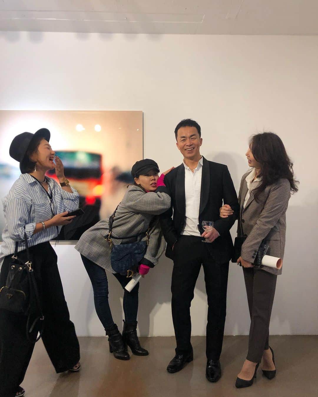 アン・ソニョンさんのインスタグラム写真 - (アン・ソニョンInstagram)「#명불허전  #대한민국대표사진작가  #권영호 @eoside  #포토그래퍼권영호 오빠의 사진전 . . #역시는역시👍 오빠전시덕에 반가운사람 100명쯤 봤다는❤️ #이길이구갤러리  전시는 10월24일까지  #안선영추천전시 . . . . (마지막 두컷은 카메라 의식안한 숨쉬듯 자연스런 포즈라며😌)」9月21日 19時45分 - anney_an_love