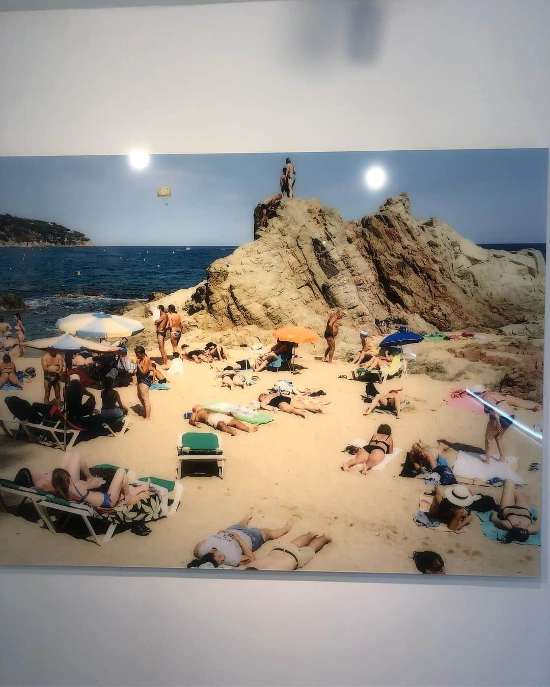 アン・ソニョンさんのインスタグラム写真 - (アン・ソニョンInstagram)「#명불허전  #대한민국대표사진작가  #권영호 @eoside  #포토그래퍼권영호 오빠의 사진전 . . #역시는역시👍 오빠전시덕에 반가운사람 100명쯤 봤다는❤️ #이길이구갤러리  전시는 10월24일까지  #안선영추천전시 . . . . (마지막 두컷은 카메라 의식안한 숨쉬듯 자연스런 포즈라며😌)」9月21日 19時45分 - anney_an_love