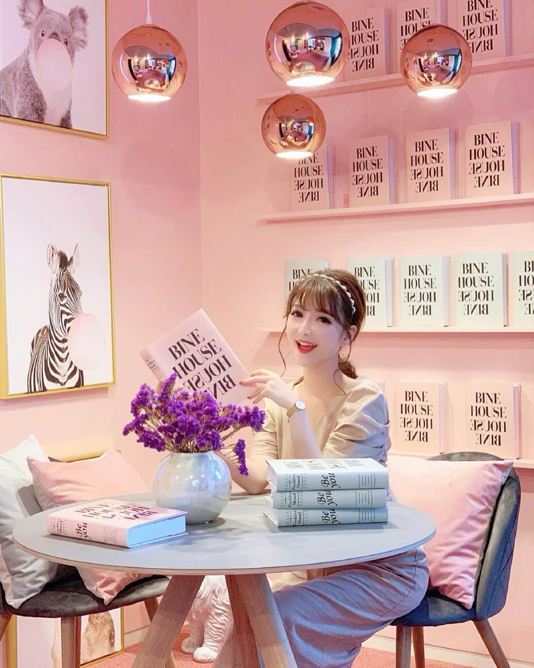 のインスタグラム：「💐🐻💒📕🌹 ^_^ 本日のフリマイベントへ お越しいただいた皆様ありがとうございました💖 ・ こんな可愛い空間で 多くの方とお話できて とっても幸せなひとときでした🥺💖 お洋服気に入っていただけたら嬉しいなぁ〜☺️💖 ・ それから！ 一緒にイベントを盛り上げてくれた 最高すぎるメンバーのみんな🐻💕 @erinko0315  @saayamizuno  @0904.erika  @ebichan_nn_n  @haruka_yamazaki ・ 素敵すぎるイベントを企画&運営して下さった @socialhousebine の皆様💖 ・ 皆様がいなければこんな素敵な イベントは成り立ちませんでした🥺💖 本当にありがとうございました🤲💐💖 ・ 関わって下さった全ての方々に happyが訪れますように💫 ・ BIG LOVE❤️ ・ ・ #フリマ #fleamarket #bine #元麻布 #麻布 #広尾 #港区 #フォトジェニックスポット #binehouse #フリマイベント #photojenic #フリマイベント #可愛い部屋 #roomtour #패션스타그 #오오티디 #아웃핏 #패션 #ootd #outfit #instastyle #fashion」