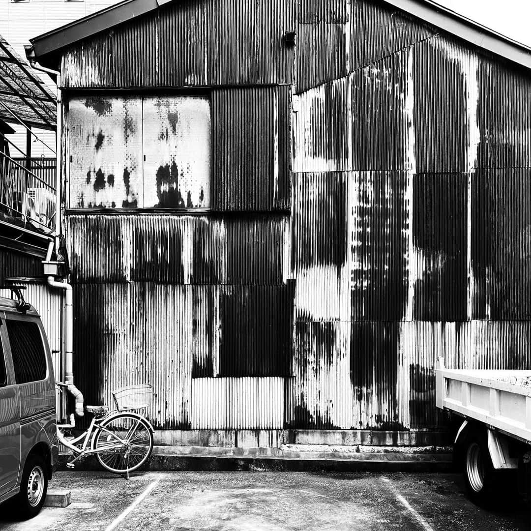 naotakeのインスタグラム：「壁 - A wall / iPhone XR + Snapseed, 20190922 . . 歩道の歩行者を押しのけて走る自転車、何とかならんかね。 . . #spicollective #royalsnappingartists #infamous_family #rsa_main #infinity_photo_cult #2_fineart #jp_gallery #jp_gallery_bnw #trb_bnw #wp_bnw  #bnw_life #bnwlife_member #bnw_life_shots #bnw_captures #world_bnw #top_bnw #team_jp_ #team_jp_モノクロ #ig_energy_bw #ig_nihon #streetphotographybnw #igersjp #blackandwhite #bnw #bnwphoto #monochrome #bw #bnwphotography #ShotOniPhone #shotoniphoneXR」