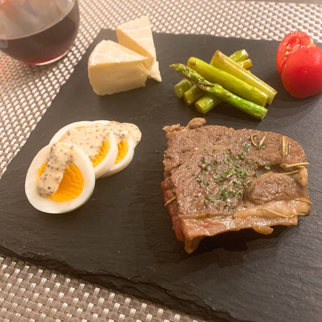 川嵜美佳さんのインスタグラム写真 - (川嵜美佳Instagram)「#oneplate #dish  #lamb #rosemary  #boiledegg #cheese  #asparagus #redwine  #おうちごはん #おつまみ #ワイン #yummy」9月21日 19時43分 - mika_kawasaki