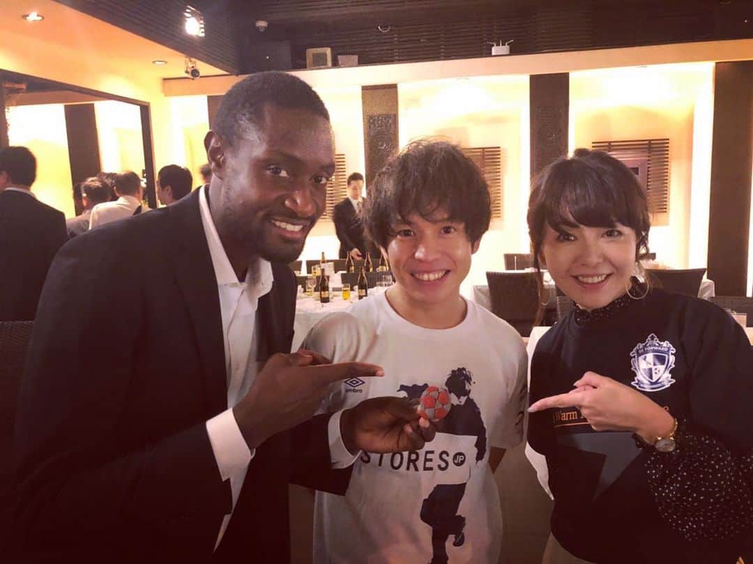 石田太志のインスタグラム：「【初のアフリカ人フットバッグプレイヤー誕生！？】 今日はマラウイ・プレミアディビジョンに加盟するプロサッカークラブ「ビィ・フォアード ワンダラーズFC」の中間報告会でフットバッグパフォーマンスを行わせて頂きました！ ･ 実はこのチームは日本企業の株式会社ビィ・フォアードさんがメインスポンサーとして運営をされています。 ･ そしてこのクラブには日本企業28社がスポンサーになっていて今回中間報告会が恵比寿で行われました！ ･ そしてマラウイ共和国初のJリーガー、ジャブラニ・リンジェ選手がフットバッグをやってくれました！ ･ これはアフリカ人初なのでは！？と思いましたが、南アフリカにプレイヤーがいるみたいですね。(世界大会ではアフリカ勢にはお会いできていません) ･ それでもマラウイ人としては初めてフットバッグをやってくれた個人的には歴史的な瞬間を目の当たりにして感動でした。 ･ 彼はJ3のY.S.C.C.横浜に所属していて、僕の友人で監督をしている @yukistalph 君の話でも盛り上がりました！ ･ 今回のMCを務めて下さったガンバ大阪でスタジアムMCをしてらっしゃる内藤 朝華さんと久しぶりにお会いできました。 ･ とても楽しい時間を過ごさせて頂きました！ ･ 関係者の皆様ありがとうございました。 ･#footbag #フットバッグ #サッカー #フットサル #石田太志 #taishiishida #soccer #follow #世界一 #worldchampion #パフォーマンス #performance #performer #instagramer #storesjp #西川air #airsleep #umbro #haleo #cwx #恵比寿 #ビィフォアード #アフリカ #マラウイ #yscc #yscc横浜」
