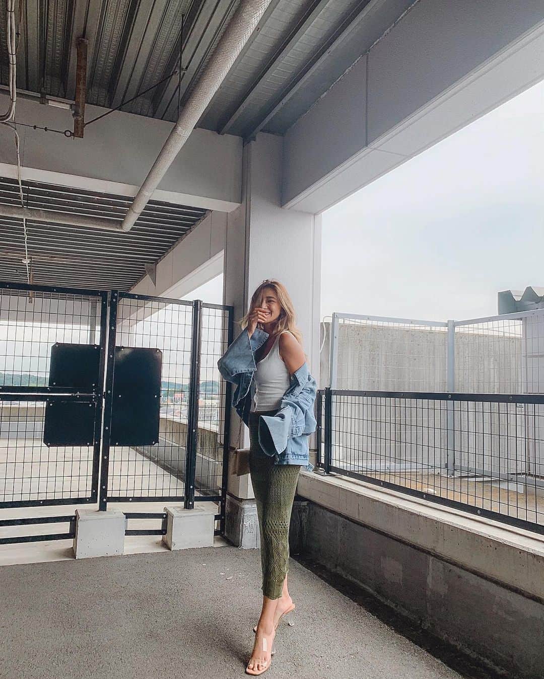 新井ニーニャさんのインスタグラム写真 - (新井ニーニャInstagram)「🦋 ﻿ ﻿ ﻿ 𝐍𝐈𝐍𝐀'𝐒  𝐅𝐀𝐒𝐇𝐈𝐎𝐍 🌹﻿ ﻿ ﻿ ﻿ 急に寒くなったので﻿ デニムジャケットとスカートを新調しました🍂🌾﻿ ﻿ 袖がめちゃくちゃかわいくて﻿ オーバーサイズなのに軽くて着やすいから﻿ ヘビロテ決定🌹﻿ ﻿ ずっとクロシェのアイテム欲しかったんだけど﻿ いいの見つけちゃった🥺かわいい🤤﻿ ウエストゴムなのに身体のラインが出る服﻿ タイプすぎるんです🥰﻿ ﻿ ﻿ 全身 @esutoreja 🌎﻿ ﻿ 靴は @zara﻿ バッグは @ysl﻿ ﻿ ﻿ ﻿ ﻿ ﻿ ﻿ #ファッション #コーデ #ママコーデ #私服 #モデル #お洒落さんと繋がりたい #デニム #クロシェ #デニムジャケット #秋コーデ #カフェ #トレンド #ファッションコーデ #起業家 #女性起業家 #社長 #女社長 #いいね返します #コラム #ブランカ #BLANCA #ににゃしふく #esutoreja #esutorejasnap #esutorejaコーデ #イヴサンローラン #サンローラン #大人かわいい #大人かわいいコーデ」9月21日 19時50分 - 22nina77