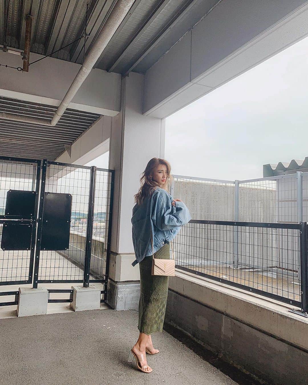 新井ニーニャさんのインスタグラム写真 - (新井ニーニャInstagram)「🦋 ﻿ ﻿ ﻿ 𝐍𝐈𝐍𝐀'𝐒  𝐅𝐀𝐒𝐇𝐈𝐎𝐍 🌹﻿ ﻿ ﻿ ﻿ 急に寒くなったので﻿ デニムジャケットとスカートを新調しました🍂🌾﻿ ﻿ 袖がめちゃくちゃかわいくて﻿ オーバーサイズなのに軽くて着やすいから﻿ ヘビロテ決定🌹﻿ ﻿ ずっとクロシェのアイテム欲しかったんだけど﻿ いいの見つけちゃった🥺かわいい🤤﻿ ウエストゴムなのに身体のラインが出る服﻿ タイプすぎるんです🥰﻿ ﻿ ﻿ 全身 @esutoreja 🌎﻿ ﻿ 靴は @zara﻿ バッグは @ysl﻿ ﻿ ﻿ ﻿ ﻿ ﻿ ﻿ #ファッション #コーデ #ママコーデ #私服 #モデル #お洒落さんと繋がりたい #デニム #クロシェ #デニムジャケット #秋コーデ #カフェ #トレンド #ファッションコーデ #起業家 #女性起業家 #社長 #女社長 #いいね返します #コラム #ブランカ #BLANCA #ににゃしふく #esutoreja #esutorejasnap #esutorejaコーデ #イヴサンローラン #サンローラン #大人かわいい #大人かわいいコーデ」9月21日 19時50分 - 22nina77