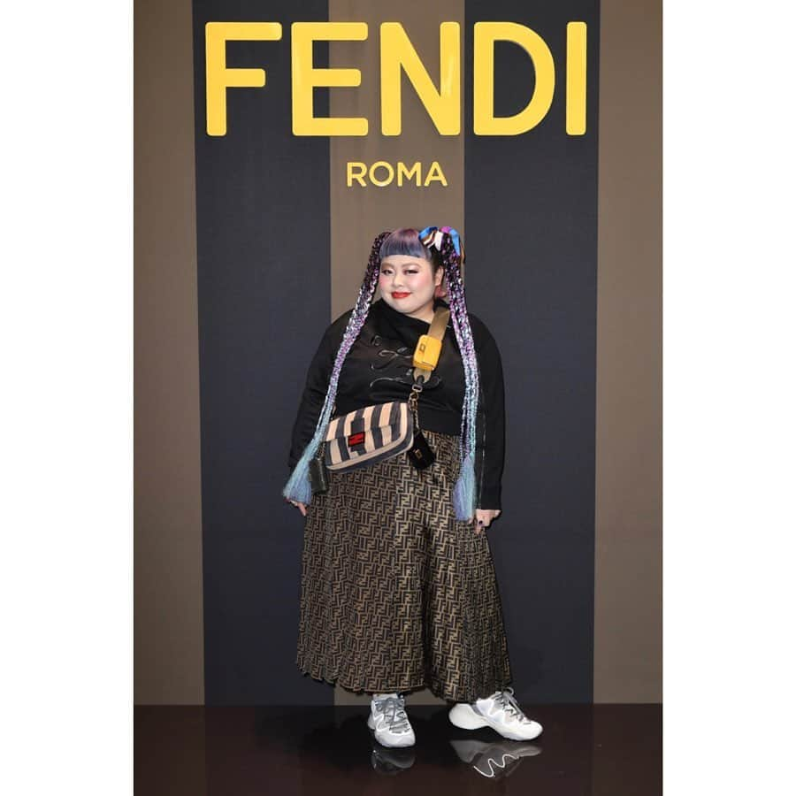 渡辺直美さんのインスタグラム写真 - (渡辺直美Instagram)「@fendi women's spring/summer 2020 fashion show. 素敵なショーの動画も載せたので、是非見てみてください🌸  私の席の取り方異常😂 最後のダンスはとにかく困っているところw  #fendi #fendiSS20」9月21日 19時58分 - watanabenaomi703