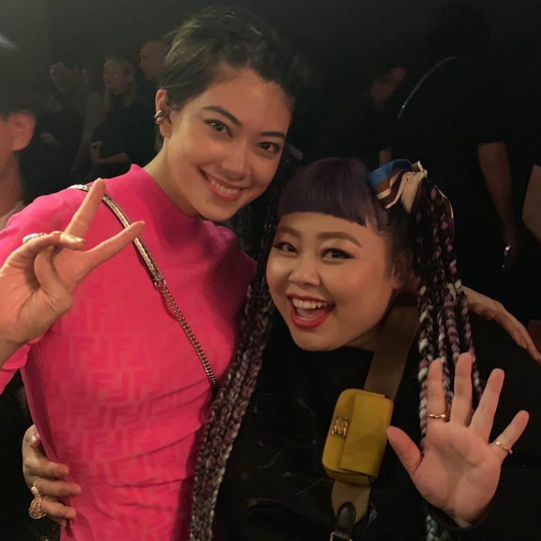 渡辺直美さんのインスタグラム写真 - (渡辺直美Instagram)「@fendi women's spring/summer 2020 fashion show. 素敵なショーの動画も載せたので、是非見てみてください🌸  私の席の取り方異常😂 最後のダンスはとにかく困っているところw  #fendi #fendiSS20」9月21日 19時58分 - watanabenaomi703