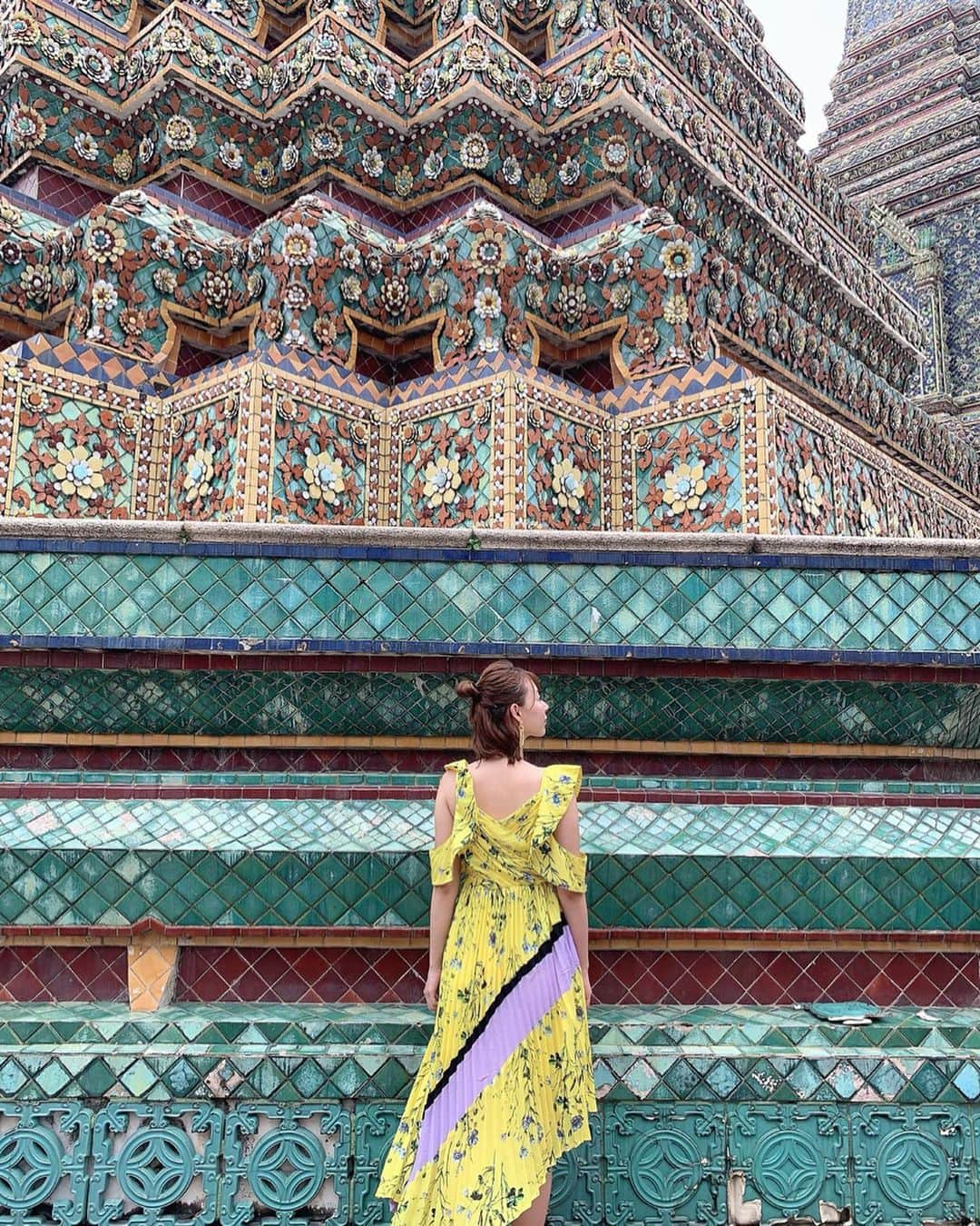 のインスタグラム：「ㅤㅤㅤ ㅤㅤㅤ ワットポー😆💓 #バンコク三大寺院 の1つ✨ 有名な涅槃像がおられる所だよ💫  色鮮やかな陶器片で飾られた ４基の個性的な仏塔が建ち並んでて 緑色の塔がラーマ１世 白色がラーマ２世 黄色がラーマ３世 青色がラーマ４世を表し それぞれの塔には各王の 遺骨が納められるらしい✨  ここもワットアルンと同じく 肌が見えた服装はNG😂 やけど上着脱いでササッと 撮らせて頂きました🙇🏼‍♀️ ラーマ1.2.3.4世様々 ありがとうございました🙇🏼‍♀️ ㅤㅤㅤ お邪魔しました🙇🏼‍♀️ ㅤㅤㅤ  ワットポーはワットアルンから 船で4バーツで安いしすぐ着くから おすすめだよ〜🚢💕 ㅤㅤㅤ ㅤㅤㅤㅤ ㅤㅤ #ワットポー #WatPho #วัดพระเชตุพนราชวราราม #おかじ旅行記 #バンコク #Bangkok #バンコク旅行 #タイ旅行 #岡島かれん #涅槃寺 #okaji_thai」