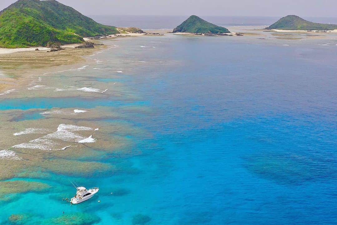 長嶺菜菜子さんのインスタグラム写真 - (長嶺菜菜子Instagram)「海の中にハートロック発見(・8・)♡︎﻿ ﻿ ﻿ そして﻿ 最近 ドローン欲しい欲が強め(・8・)﻿ ﻿ ﻿ 慶良間の海﻿ ﻿ ﻿ ほんっとに綺麗﻿ ﻿ ﻿ ドローンから撮るとその綺麗さが更に際立つ  ドローン撮影で沖縄の海の綺麗さを更に伝えきれる ﻿ ﻿ ★------------------------------------------------☆﻿ #沖縄人 #うちなんちゅ﻿ #海 #沖縄の海﻿ #沖縄おすすめ﻿ #海遊び #慶良間 #慶良間諸島﻿ #ドローン #ドローン欲しい﻿ ﻿#ボヤジンフォトコン秋2019 #アソビュー」9月21日 20時00分 - na7co0422
