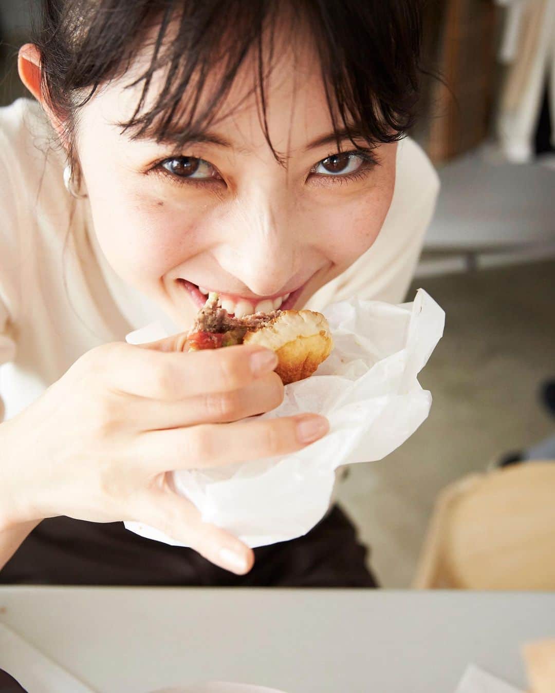 のインスタグラム：「ハンバーガーを頬張る🤤🍔 食べてる時って本当に幸せだと心底思う。 #今日のまつゆい#ハンバーガー#まつゆいとごはん」