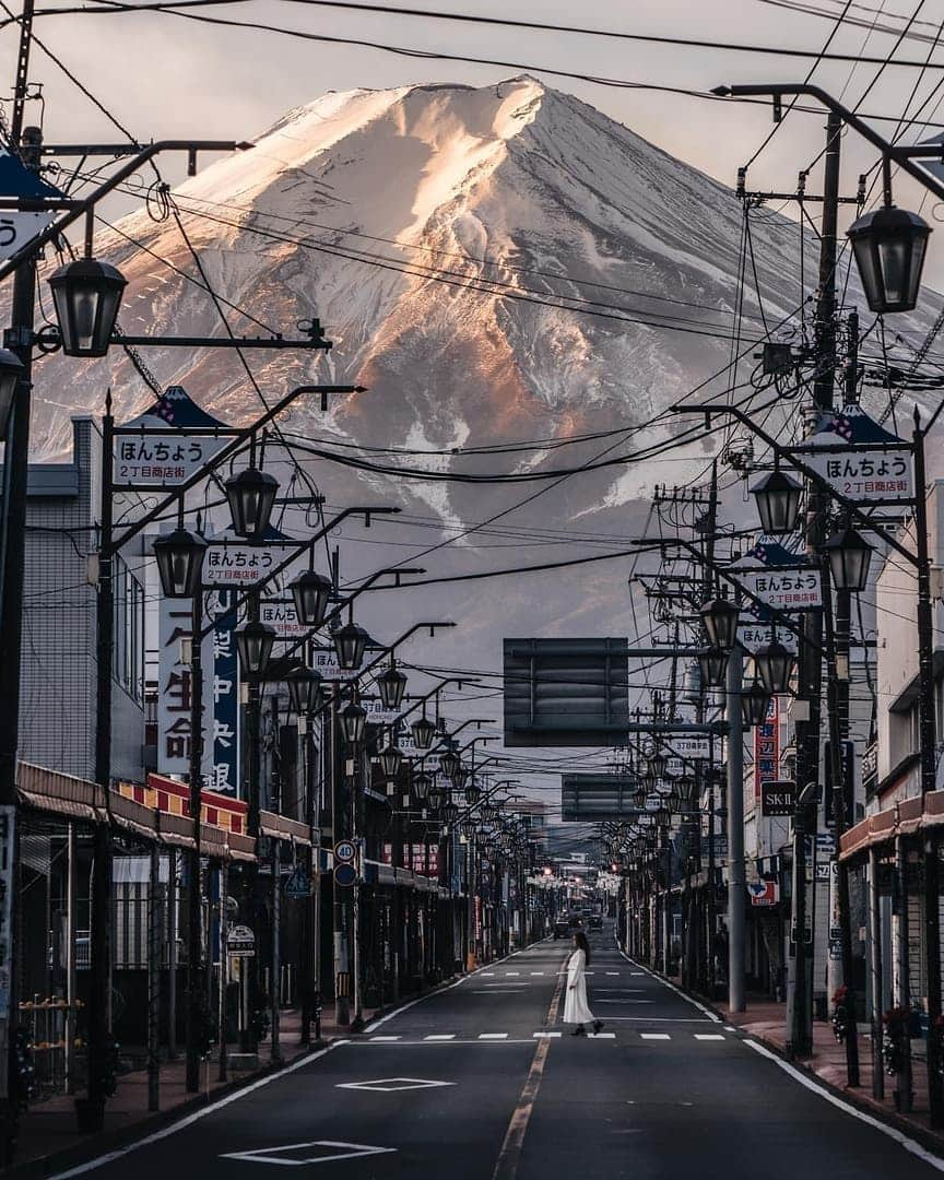 Discover Earthさんのインスタグラム写真 - (Discover EarthInstagram)「Mount Fuji is a symbol of Japan 🇯🇵. The mountain contributes to Japan's physical, cultural, and spiritual geography. It is the single most popular tourist site in Japan, for both Japanese and foreign tourists. More than 200,000 people climb to the summit every year, mostly during the warmer summer months.  Tag a friend who loves Asia. — 📍 #DiscoverJapan — 📸 Photos taken by @rkrkrk」9月21日 20時07分 - discoverearth