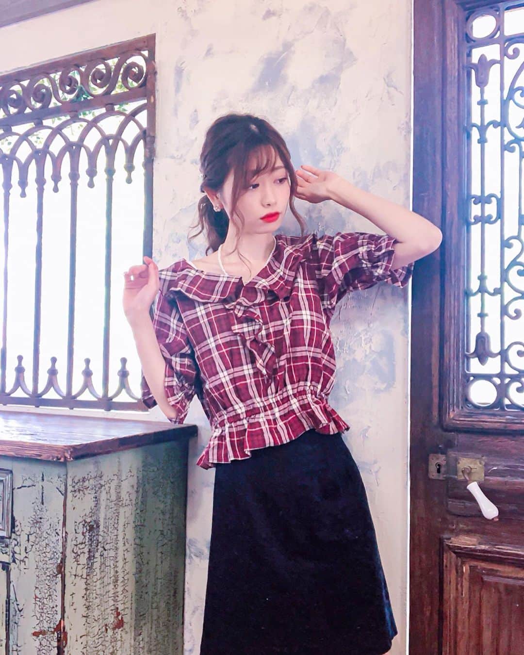 高橋里彩子さんのインスタグラム写真 - (高橋里彩子Instagram)「秋コーデ♡﻿ ﻿ 最近は秋をイメージして着てます(*´˘`*)♡﻿ ﻿ ﻿ 秋といえばチェックでしょ♥️﻿ ﻿ ってことでチェックトップス(*´□｀)ﾉ﻿ ﻿ ﻿ ﻿ 秋って感じしない？﻿ ﻿ ﻿ 赤のチェック色味に黒のスカート合わせた﻿ 赤×黒コーデ♥﻿ ﻿ ﻿ 赤×黒コーデって﻿ 結構かっちりきついというかロックっぽくにもできるけど、﻿ ﻿ トップスに白ラインが入ってるのと、﻿ 形が可愛いから﻿ そんふうに甘い感じのコーデで、﻿ 可愛くまとまる♥！﻿ ﻿ 辛くしたかったら、﻿ ポニーテールとか、﻿ 黒の帽子、黒のブーツとか合わせるといいかも★﻿ 形も、シャツとかで合わせるとより辛めコーデになる🌸﻿ ﻿ ﻿ 黒がないって場合はベージュのスカートとか﻿ 白のスカートでもこの形なら合うよ😋♥️﻿ ﻿ トレンチスカートとかもかわいいよね(*´˘`*)♡﻿ ﻿ ﻿ 色々着回しできると思う💗﻿ ﻿ ﻿ それにあわせて髪型も﻿ 楽しめるといいよね💗﻿ ﻿ ﻿ ﻿ ポニーテールもいいけど、﻿ これならハーフアップでも可愛いと思う🌸﻿ ﻿ ﻿ ﻿ もちろん﻿ 髪を下ろして、ベレー帽とか﻿ 伊達眼鏡のおしゃれメガネと合わせても﻿ 絶対いいっ！(๑ơ ₃ ơ)♥﻿ ﻿ ﻿ ﻿ 季節の服を楽しめるの楽しい♥️﻿ ﻿ ﻿ ﻿ ﻿ ﻿ ﻿ ﻿ ⸜❤︎⸝〜𝚌𝚘𝚍𝚎〜⸜❤︎⸝﻿ ﻿ ﻿ ﻿ ❥トップス﻿ #earthmusicandecology﻿ ⇑これちょうど8月ぐらいに﻿ アウトレット行ったら790円くらいで買えた😂♥️﻿ やばくない？﻿ この時期ぴったりすぎる😭💞﻿ ﻿ ありがた価格。﻿ ﻿ ❥スカート﻿ ﻿ #ZARA﻿ ﻿ ﻿ ﻿ 少しでも参考になればっ♥️🙌🏻﻿ ﻿ ﻿ ﻿ ﻿ #トレンドアイテム #韓国トレンド #2019トレンド #秋冬トレンド #秋トレンド #トレンドファション #トレンド感 #秋コーデ #秋服 #秋物 #秋ファッション #秋冬コーデ #秋カラー #秋服コーデ #秋冬ファッション #2019秋冬 #秋先取り #秋色コーデ #初秋コーデ #秋物コーデ #トレンド #韓国ファッション #オルチャンファッション #プチプラファッション」9月21日 20時10分 - konkonwanwan