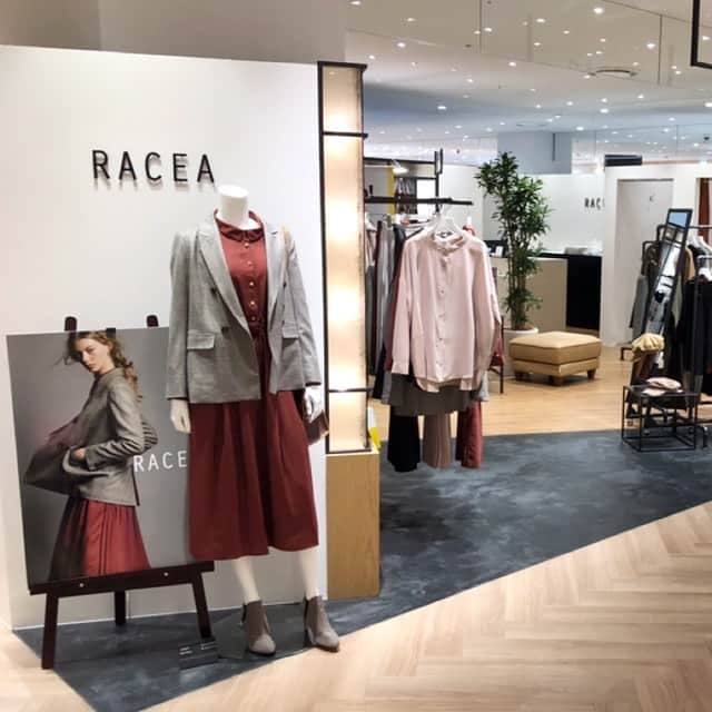 racea_officialさんのインスタグラム写真 - (racea_officialInstagram)「カタログトップのワンピースが入荷！大人気のワンピースです^_^スカートの後ろのみプリーツとなってます！展示会1番人気商品です^_^ ¥16,000 ベージュ ブラック テラコッタ #RACEA#ラシア #LUCUA #1100 #ルクア #ルクア1100 #OPEN #2019AW#新作#大人コーデ#大人ファッション#お洒落さんと繋がりたい #高感度#高品質#モード#ファッション#コーデ#instafashion #秋冬#ドラマ衣装 #LUCUA #バック#」9月21日 20時15分 - racea_official