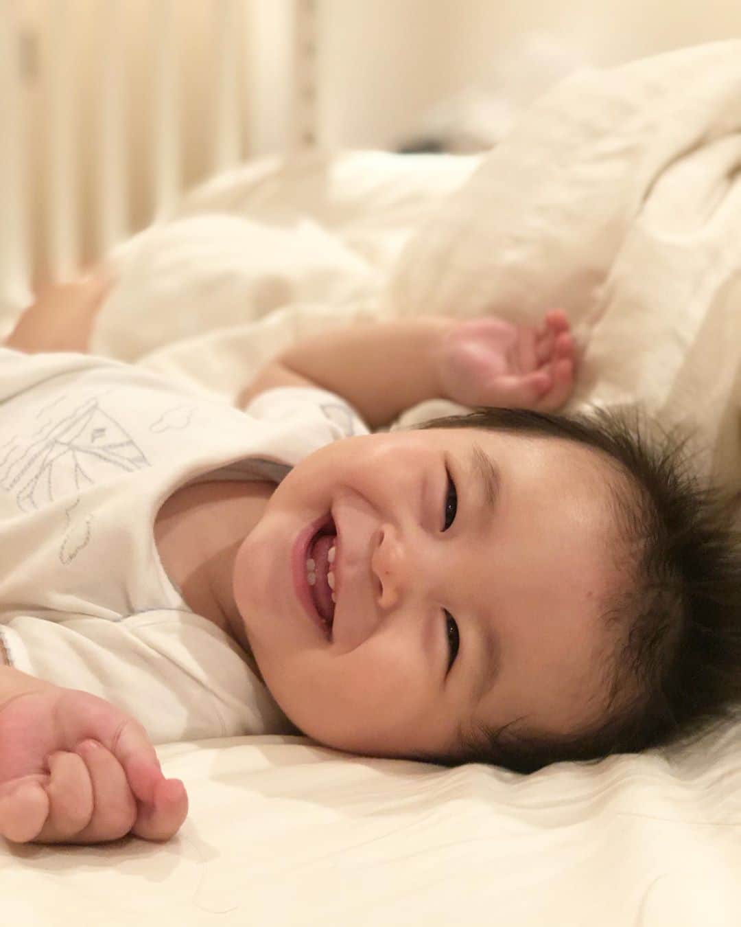 のインスタグラム：「最近の息子君✨ 一気に生えてきた４本の上の歯🦷 笑うお顔が急に男の子らしくなりました💕 毎日元気一杯、 動きが増えてきたので もうのんびりランチは諦めます🥴 朝起きてからベッドでごろんごろんと 遊ぶ様子が愛おしい💓 お布団の向こう側に隠れていると 見つけた時に大笑いして喜びます☺️ 離乳食が本格的になりました✨ レパートリーを増やすために 何かお勧めの本があれば是非教えてください🥰🙏💓 #myson #baby #8months #love #family #mamalife」