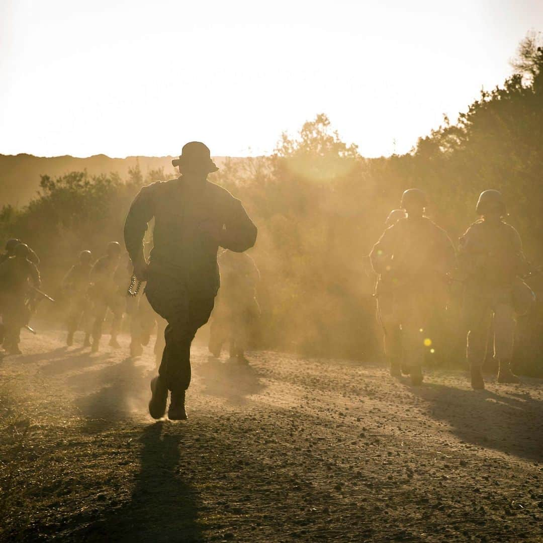 アメリカ海兵隊さんのインスタグラム写真 - (アメリカ海兵隊Instagram)「Smoked ‘Em  Cpl. Michael Moyer, a data systems administrator with Field Medical Training Battalion - West, leads students during their final exercise in the Field Medical Service Technician Course at @mcb_camp_pendleton. (U.S. Marine Corps photo by Lance Cpl. Drake Nickels)  #Military #Motivation #Marines #USMC」9月21日 20時18分 - marines