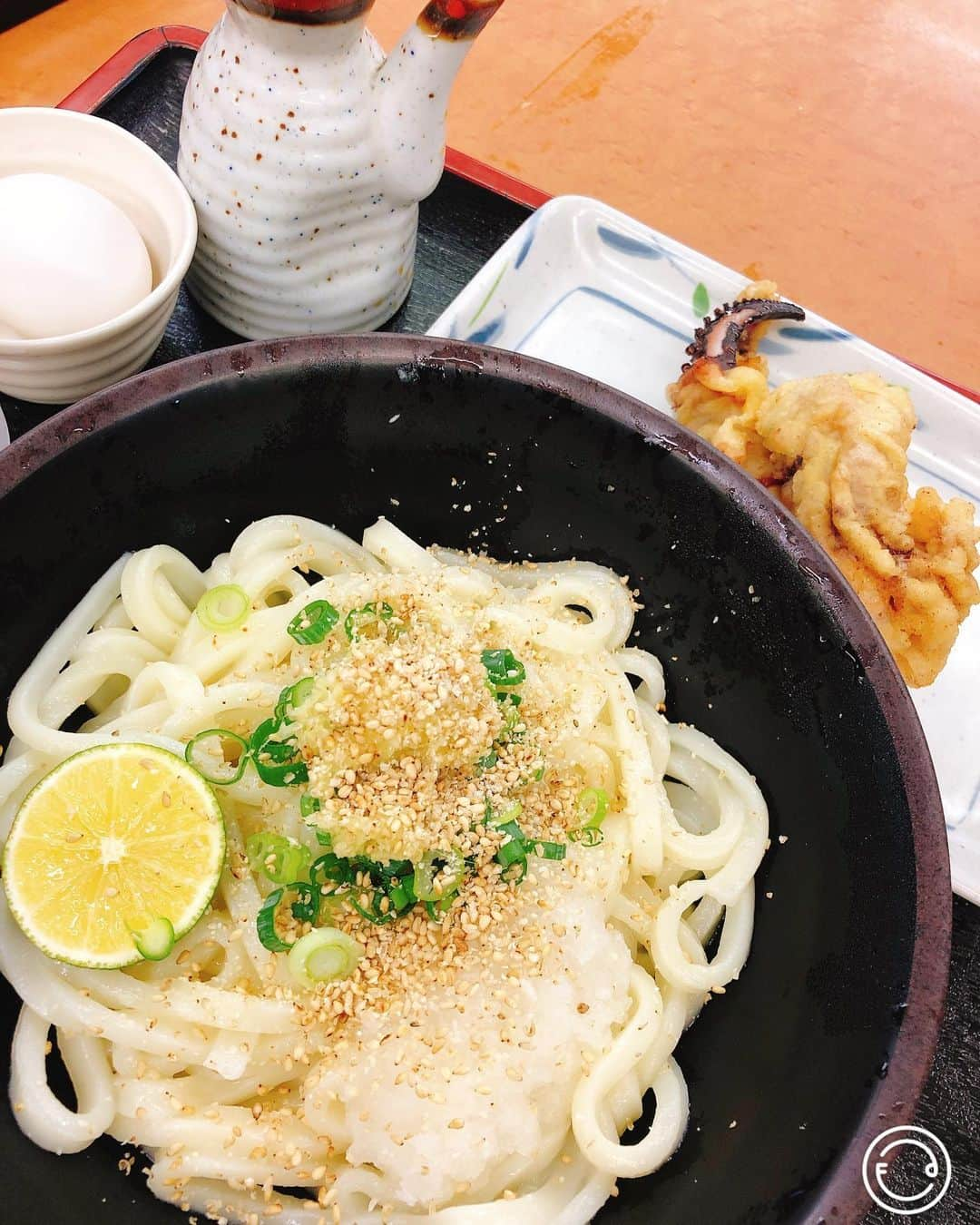 西尾夕紀さんのインスタグラム写真 - (西尾夕紀Instagram)「日帰りで香川県へ。  朝から空港で煮干しダシの ラーメン🍜たべて。  JA香川県観音寺の年金友の会で 沢山歌を歌わせて頂いて。  夜は空港近くのうどん2玉ぺろりと 食べて…。 香川滞在1日を たくさん満喫しました〜😉 あっという間の1日でしたが とっても楽しかったです。 ありがとうございました😊 #JA香川県観音寺年金友の会 #演歌ものまねステージ #香川屋 #生醤油 #うどん美味しい」9月21日 11時26分 - yuki_nishio_