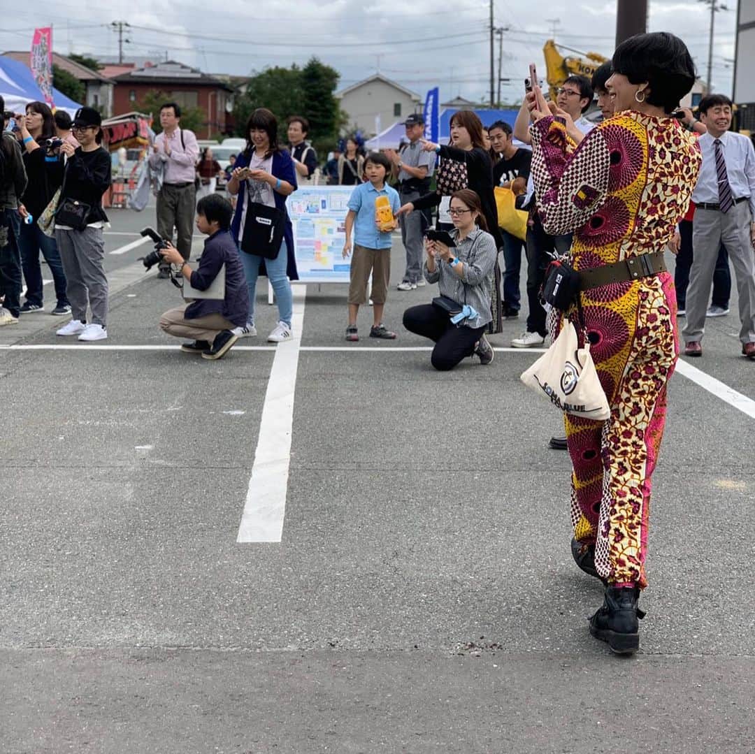 LOVEのインスタグラム：「10時からの屋外ステージスタート！ 今日ここキッズ、パフォーマンス最高だよ！ 会場であめちゃん配りまくり、 甘やかしまくりだよ！  #今日ここライブ」