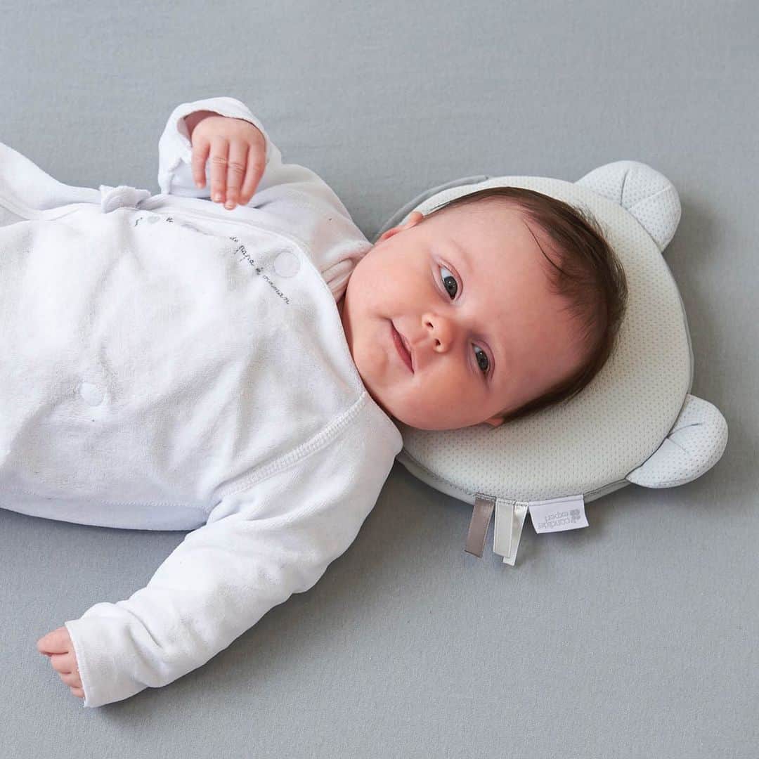 ボーネルンドさんのインスタグラム写真 - (ボーネルンドInstagram)「【科学的に解明  赤ちゃんを横にすると起きてしまうのはなぜ？】 ・ ママのお腹のなかにいる間、赤ちゃんはやや前に丸まったCカーブの姿勢をしています。 ・ あお向けの姿勢で背中をのばして寝ることになれておらず、寝ぐずりを起こしてしまうのです。 ・ 赤ちゃん期は、眠りも練習中のようなもの。少しでも心地よく眠れる道具でサポートしてあげれば、赤ちゃんだけでなくママやパパの毎日も快適になります。 ・ ・ ・ ★ <"赤ちゃんの眠り"の専門メーカーが開発> マルチリラックス ¥12,000＋税〜 ほか ・ ・ ・ → お買いものは、プロフィールリンク→検索→授乳 からどうぞ。 @bornelund ・ ・ - - - ★ 9/20（金）OPEN！ボーネルンド 大丸心斎橋店では、赤ちゃんの眠りと暮らしのコーナーが新登場！キャンディード社のベビー用品も充実し、実際にお試しいただけます。新商品（pic9ほか）も先行してご覧いただけます。」9月21日 11時31分 - bornelund