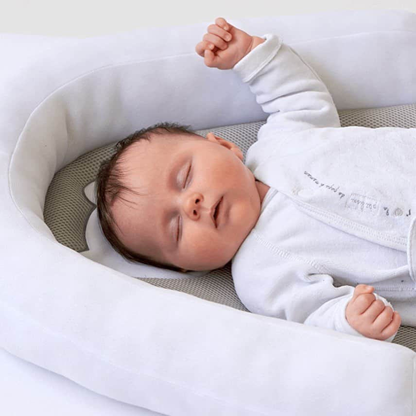 ボーネルンドさんのインスタグラム写真 - (ボーネルンドInstagram)「【科学的に解明  赤ちゃんを横にすると起きてしまうのはなぜ？】 ・ ママのお腹のなかにいる間、赤ちゃんはやや前に丸まったCカーブの姿勢をしています。 ・ あお向けの姿勢で背中をのばして寝ることになれておらず、寝ぐずりを起こしてしまうのです。 ・ 赤ちゃん期は、眠りも練習中のようなもの。少しでも心地よく眠れる道具でサポートしてあげれば、赤ちゃんだけでなくママやパパの毎日も快適になります。 ・ ・ ・ ★ <"赤ちゃんの眠り"の専門メーカーが開発> マルチリラックス ¥12,000＋税〜 ほか ・ ・ ・ → お買いものは、プロフィールリンク→検索→授乳 からどうぞ。 @bornelund ・ ・ - - - ★ 9/20（金）OPEN！ボーネルンド 大丸心斎橋店では、赤ちゃんの眠りと暮らしのコーナーが新登場！キャンディード社のベビー用品も充実し、実際にお試しいただけます。新商品（pic9ほか）も先行してご覧いただけます。」9月21日 11時31分 - bornelund