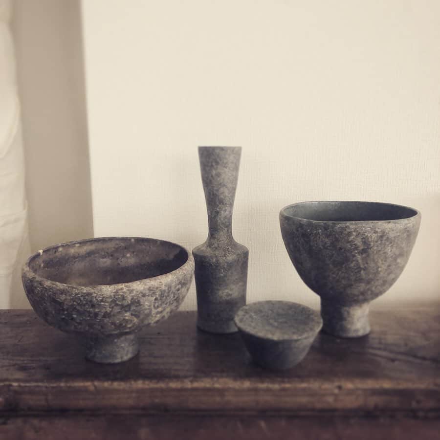 のインスタグラム：「. . 笠間ー益子の余韻... . . 1:菊池亨さんの作品.  ウチに馴染み日常的には使える. 本人の本棚のサブカル感に激しく共鳴. . 2〜5:額賀さんに連れて行って頂いた 小林東洋さんの作品と空間にやられっぱなし。 陶芸界のガウディの椅子的な、そこに東洋の思想やイスラム圏の宗教的造形感入った様な... そしてこの場所とご本人の素敵さに すぐにでも訪ねたい羊窯..すごすぎた。 . 6:「土と造形 」10/13〜1/13まで。 益子陶芸美術館。 もうすごく好きな泉田之也さん、 ジェニファー・リーさん、三原研さん、 で、宮澤章さんなどの展示。 . ここここれは！かなりの好みの展示で、 このキュレーションした人を私は泣きながら、 抱きしめたい😭👍✨ . 7.8: 宮澤章さんの球体. 以前に観た宮澤さんの作品と真逆にいってて、 それがめちゃくちゃに良くて、良くて、 今も脳裏にこびりつく。 宮澤さんご本人のチャーミングさも たまらなくて。 . 余韻に浸る週末. 仕事だけど。 . #小林東洋 #宮澤章 #菊池亨 #土と抽象 #益子陶芸美術館 #笠間 #益子 #三原研 #泉田之也」