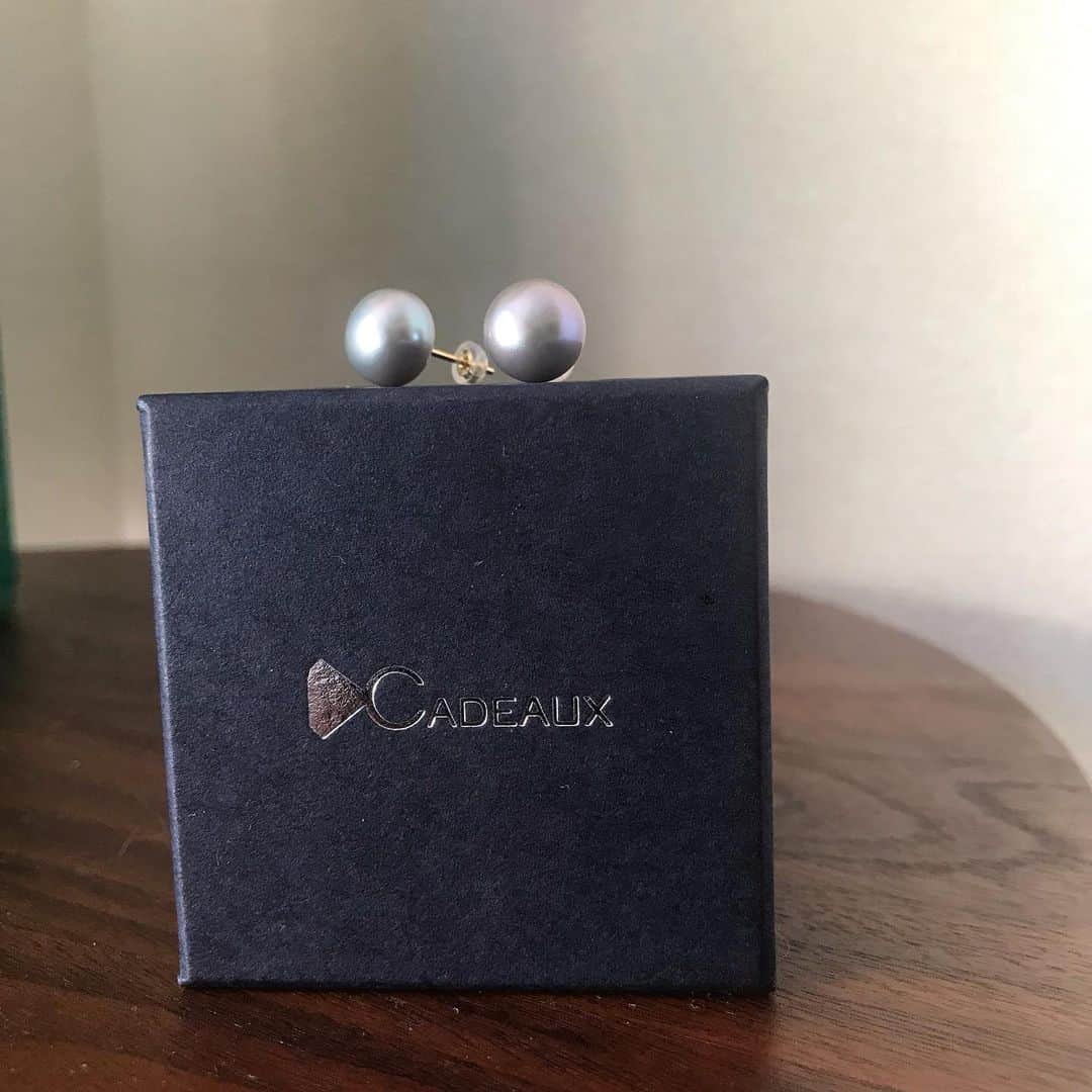 秋本祐希さんのインスタグラム写真 - (秋本祐希Instagram)「CADEAUX @cadeauxjewelry  長年愛用の11mmの淡水パールピアス新しくグレーをセレクト 自分への誕生日プレゼント☺︎ ブラックよりも柔らかく ホワイトよりもクール そんな中間がちょうど良い気分❤︎ @michisugawara アドバイスありがとう☺︎ #cadeauxjewelry #カドー #jewelry #淡水パール  #ピアス #パール #パールピアス」9月21日 11時39分 - ayuuki0908