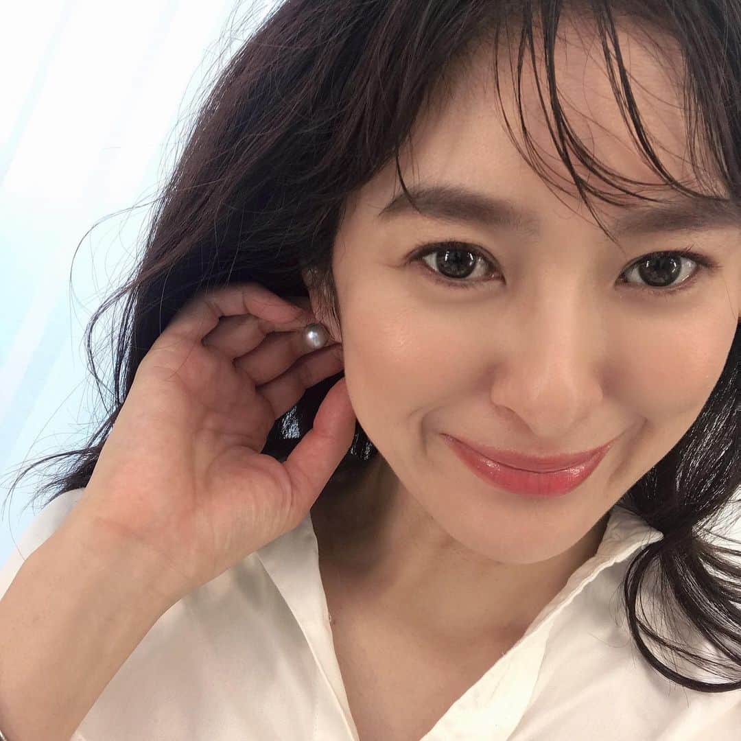 のインスタグラム：「CADEAUX @cadeauxjewelry  長年愛用の11mmの淡水パールピアス新しくグレーをセレクト 自分への誕生日プレゼント☺︎ ブラックよりも柔らかく ホワイトよりもクール そんな中間がちょうど良い気分❤︎ @michisugawara アドバイスありがとう☺︎ #cadeauxjewelry #カドー #jewelry #淡水パール  #ピアス #パール #パールピアス」