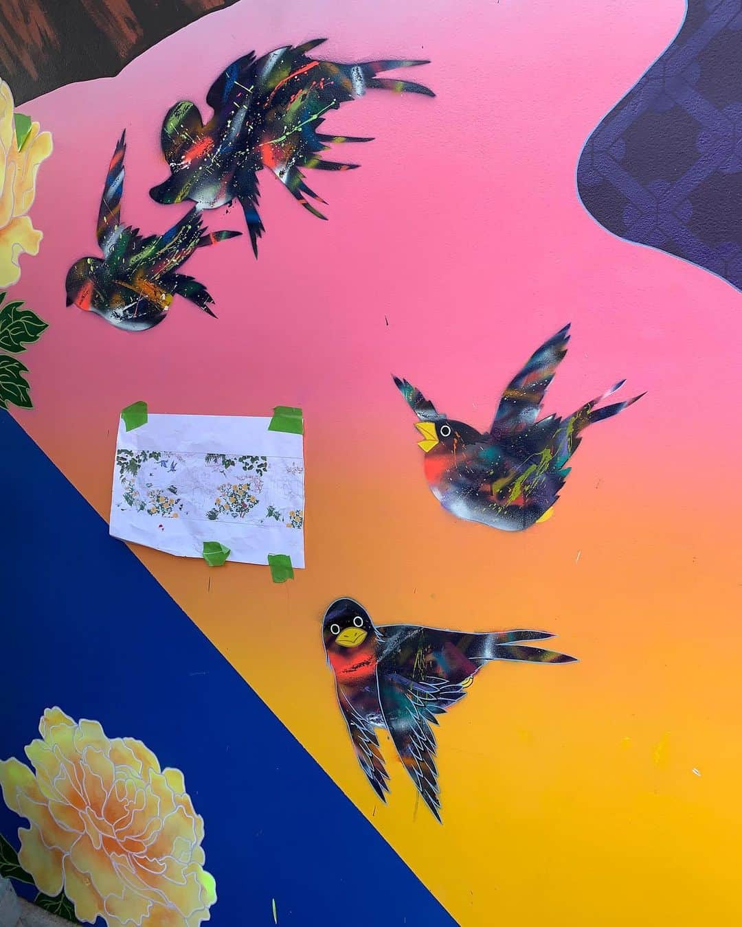 松山智一のインスタグラム：「Day 11, a new welcome 🦅 🐦 #bowerymural @goldmanglobalarts @jessicagoldmansrebnick  11日目 完成が少し見えてきた。きん今週末まで描いてます。是非観にきて。」