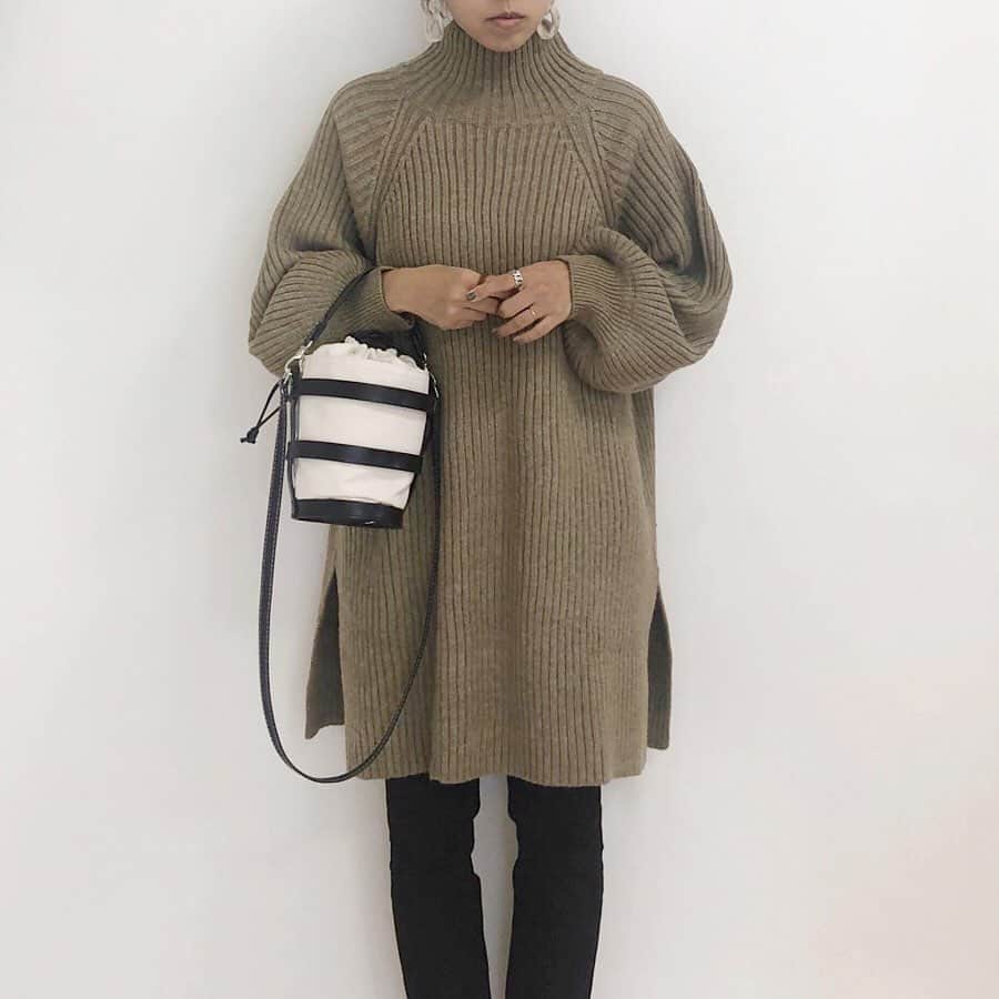 のインスタグラム：「⠀ 皆さんの優しさが心に染みる本日. 早く元気になれるように 今日はダラダラのんびり過ごしまーす𓀗 ⠀ お袖ぽわーんニット vol.2 @titivatejp  #オーバーサイズボトルネックリブニット ⠀ ⠀ お尻しっかり隠れるから 久々ウルトラストレッチジーンズ👖 レギパンとかニットパンツにも 合わせたいなー♡︎ʾʾ ⠀ #titivate #ティティベイト  #titivatestyle ⠀ #楽天ROOMに載せてます #ROOMインフルエンサー ⠀」