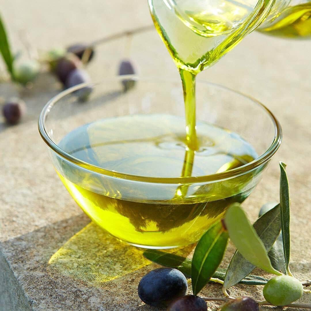 PAUL & JOE BEAUTEさんのインスタグラム写真 - (PAUL & JOE BEAUTEInstagram)「・⠀ The signature ingredient in all of our skincare: ancient olive oil.⠀ What exactly does that mean?⠀ ⠀ Ancient olive oil is oil from trees that are over 100 years old.⠀ In our discovery of ancient olive oil, we also discovered that it boasts twice the benefits of regular olive oil (vitamin E, oleic acid, etc.). ⠀ No matter your age or skin type, this oil deeply drenches skin with moisture while promoting firmness and elasticity to create supple, youthful skin.⠀ ⠀ ■THE OIL  150ml⠀ *Check your local market for availability*⠀ ⠀ #PaulandJoe #paulandjoebeaute #nice #good #beautiful #beauty #instagood #skincare #oil #hydrate #oliveoil #ポールアンドジョー #スキンケア #オイル #オイル美容 #保湿 #乾燥対策」9月21日 11時51分 - paulandjoe_beaute