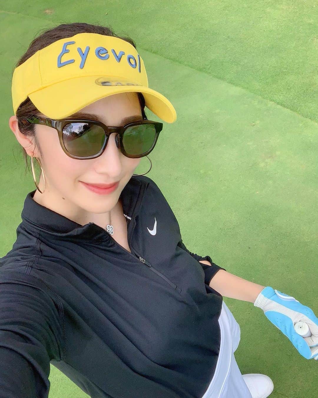 のインスタグラム：「． 久々のゴルフ🏌️‍♀️⛳️ NIKE× 眼鏡兼サングラスは @eyevol_official 🤓💙💛 ． クラブは @taylormade_golf_japan ⛳️ ． #ゴルフ女子  #ゴルフウェア #ゴルフウェア #ゴルフ初心者 #ゴルフコーデ #golfwear #eyevolsunglasses #eyevol #アイヴォル #taylormadem6 #taylormade #テーラーメイドm6 #テーラーメイド #pearlygates #パーリーゲイツ」