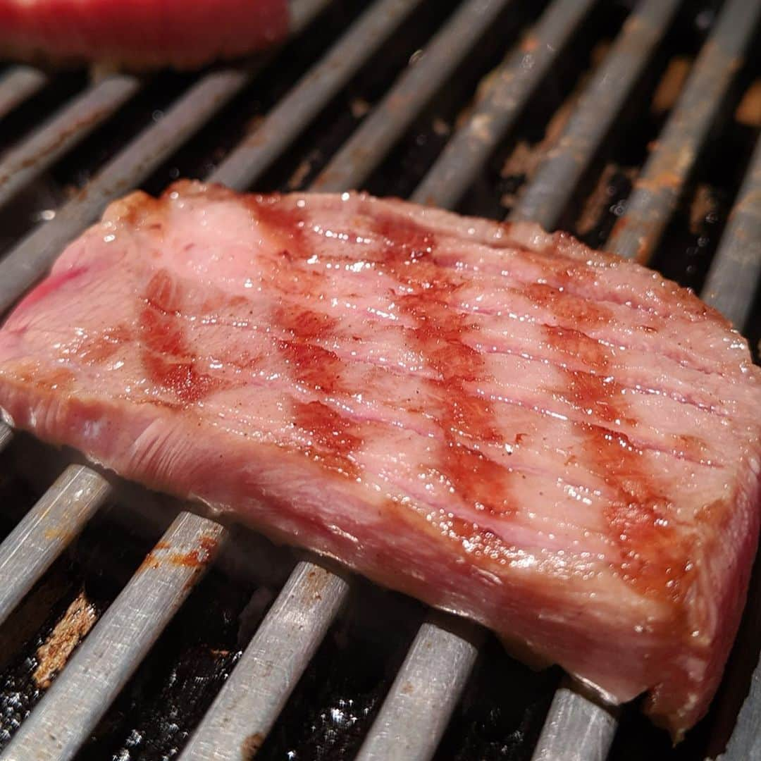 大見さなえさんのインスタグラム写真 - (大見さなえInstagram)「お肉食べたい日は厚切りで😎🍖﻿ 特選厚切り上タン、黒毛和牛特上厚切りロース(*^^*)﻿ 『吾照里(オジョリ) 』﻿ ﻿ 品川駅近くで、ふらっと入りやすい韓国焼肉屋さん🍖﻿ ﻿ そして！！今日渋谷ヒカリエで15時から16時まで﻿ チーズチョコ販売します😍🧀🍫﻿ 『cheese cheese chocolate cheese』﻿ ヒカリエB2(エスカレーターすぐ降りて左)﻿ ﻿ ちなみに写真OKで言ってもらえれば﻿ ラーメンラリーシールもお渡しします☺️🌸﻿ お時間合う方よかったら来てください💓﻿ ﻿ #吾照里 #タン #ロース #上タン #特上ロース﻿ #めぐログ_品川 #品川グルメ #オジョリ﻿ #肉テロ #焼肉 #韓国焼肉 #やきにく #yakiniku﻿ #お肉 #肉 #meat #肉活 #niku﻿ #cheesecheesechocolatecheese」9月21日 11時54分 - tabe_megumi