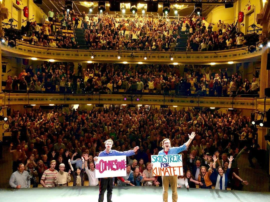 ジェイク・ジレンホールさんのインスタグラム写真 - (ジェイク・ジレンホールInstagram)「1000 people strong tonight @seawallalife #climatestrike」9月21日 11時56分 - jakegyllenhaal