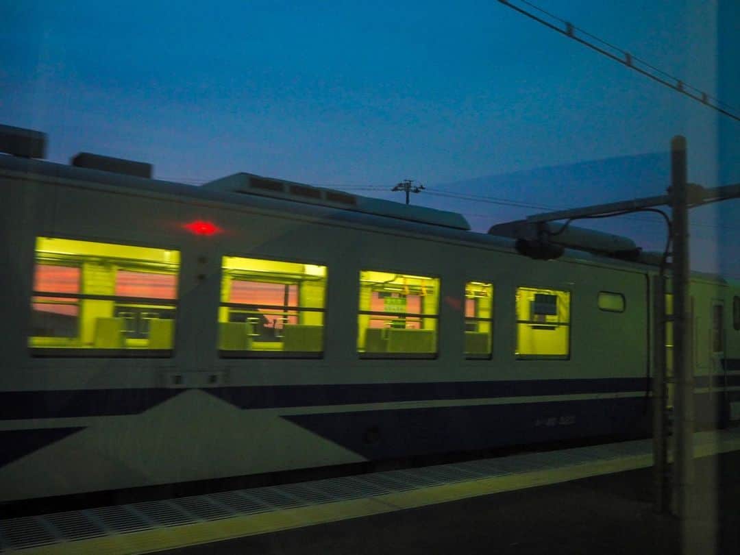伊藤桃さんのインスタグラム写真 - (伊藤桃Instagram)「#五能線の旅 パート2☺︎☺︎ 🚃 時刻は約18時。深浦駅ではこの便は24分もの間停車してくれます。 少しずつ暮れ行く夕陽の中、せっかくなのでお散歩をしてみました☺︎ 駅前すぐに日本海が広がり、この停車時間でも存分にたのしめます。 すこし暗くなってきてもきらきらと澄んだ日本海と、どんどん紅さを増していく夕陽をただただ眺めていました。 🚃 駅にもどり、再び席に着くとキハ40が反対側のホームにするりとはいってきました。 こんな夕陽の中、キハ40で窓を開けて車窓を堪能したいともすこし悩みましたが、次の日の目的地もあるので断念。。 キハ40が健在なうちにまた普通列車でも五能線にきたいな😢♥️ 🚃 9枚目: だんだん紅く、そしてだんだん暮れ行く夏の終わりの夕空をながめながら‥ 10枚目: 弘前駅を出てから約4時間半！ 秋田駅にとうちゃくです(^^) #青春18きっぷ  #青春18きっぷの旅  #sunset_pics  #sunset_love  #五能線  #キハ40  #深浦駅」9月21日 12時10分 - itomomo_tetsu